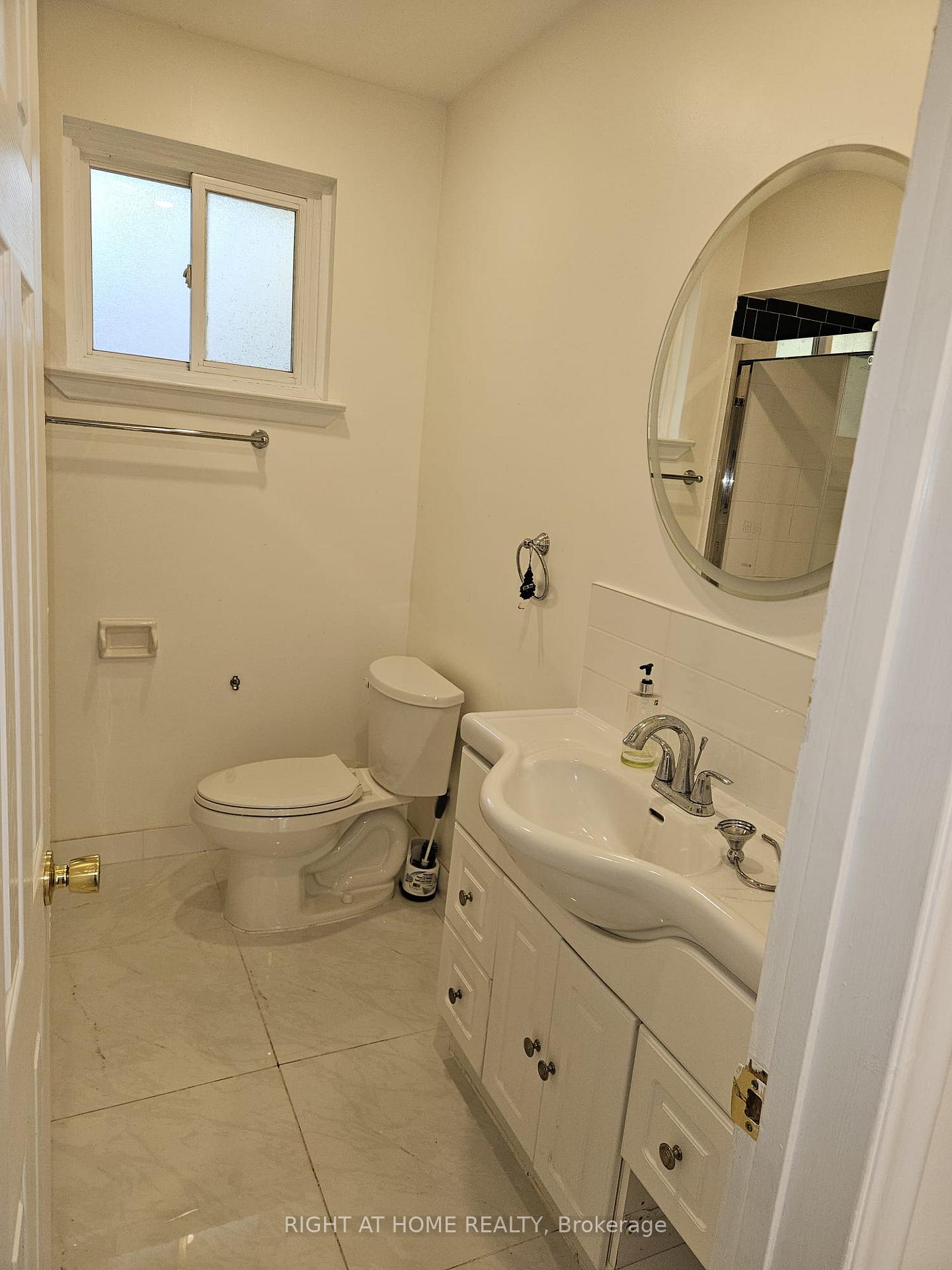 Photo 7 of 4 Jasper Drive, Aurora, Aurora Heights — HOMEH