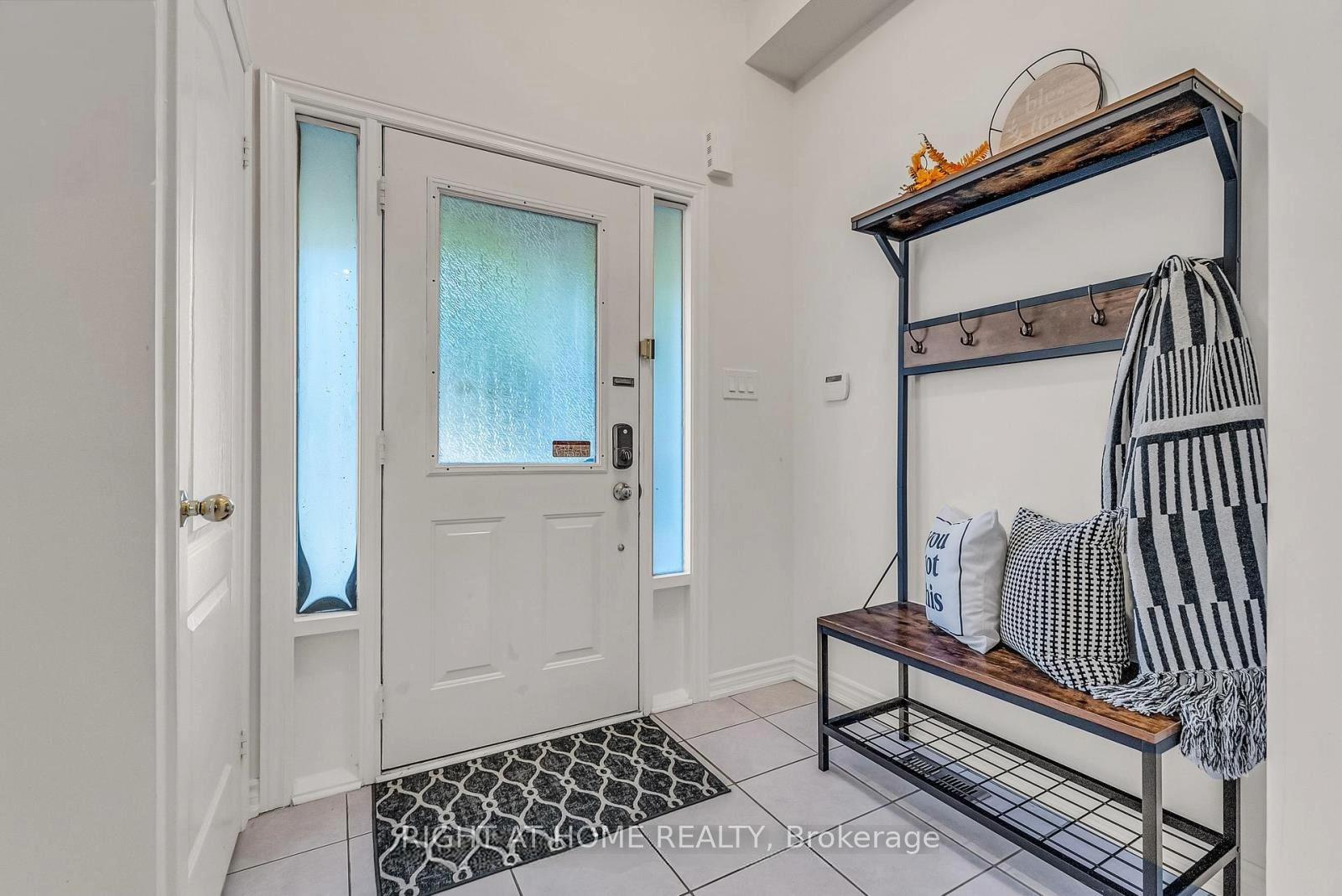 Photo 3 of 12 Walter Thomas Way, Markham, Buttonville — HOMEH