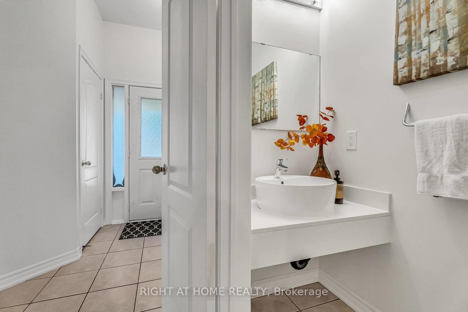 Photo 4 of 12 Walter Thomas Way, Markham, Buttonville — HOMEH