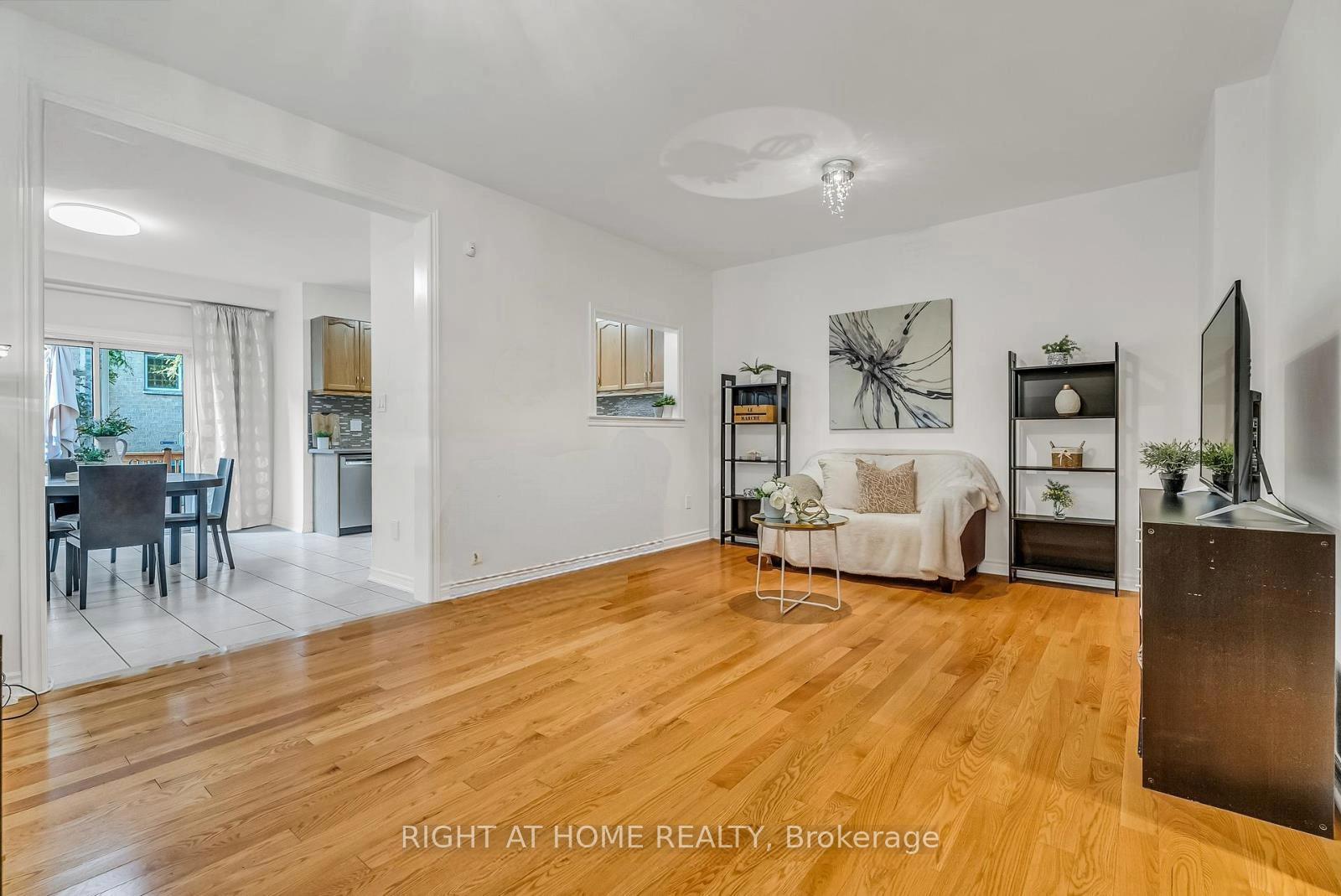 Photo 6 of 12 Walter Thomas Way, Markham, Buttonville — HOMEH