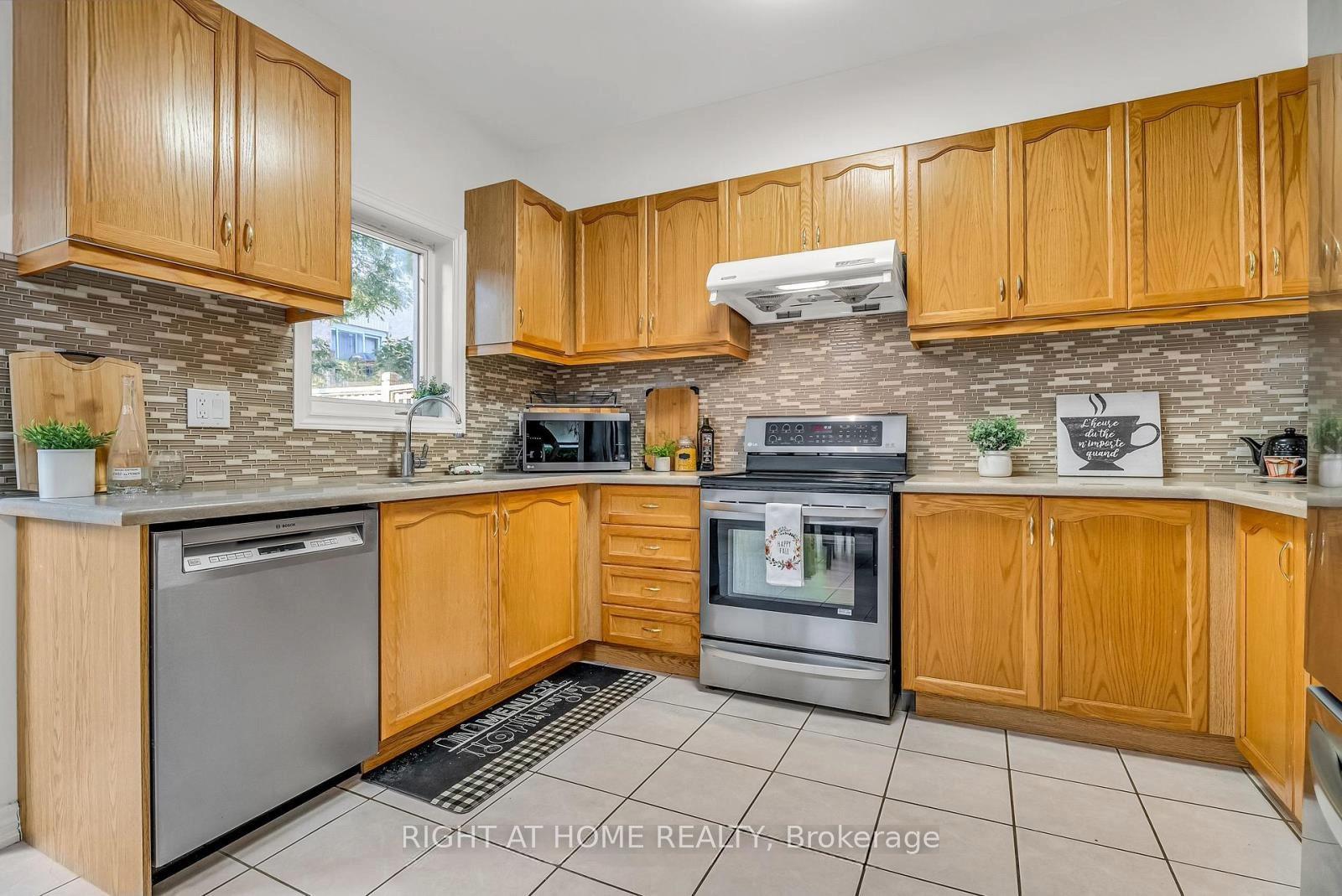 Photo 10 of 12 Walter Thomas Way, Markham, Buttonville — HOMEH