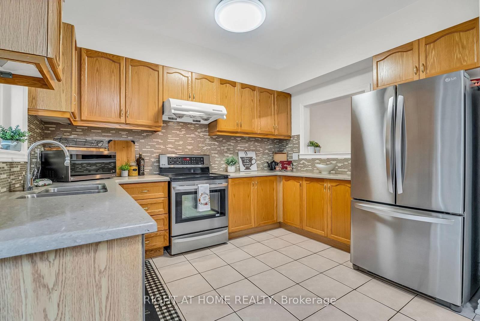 Photo 11 of 12 Walter Thomas Way, Markham, Buttonville — HOMEH