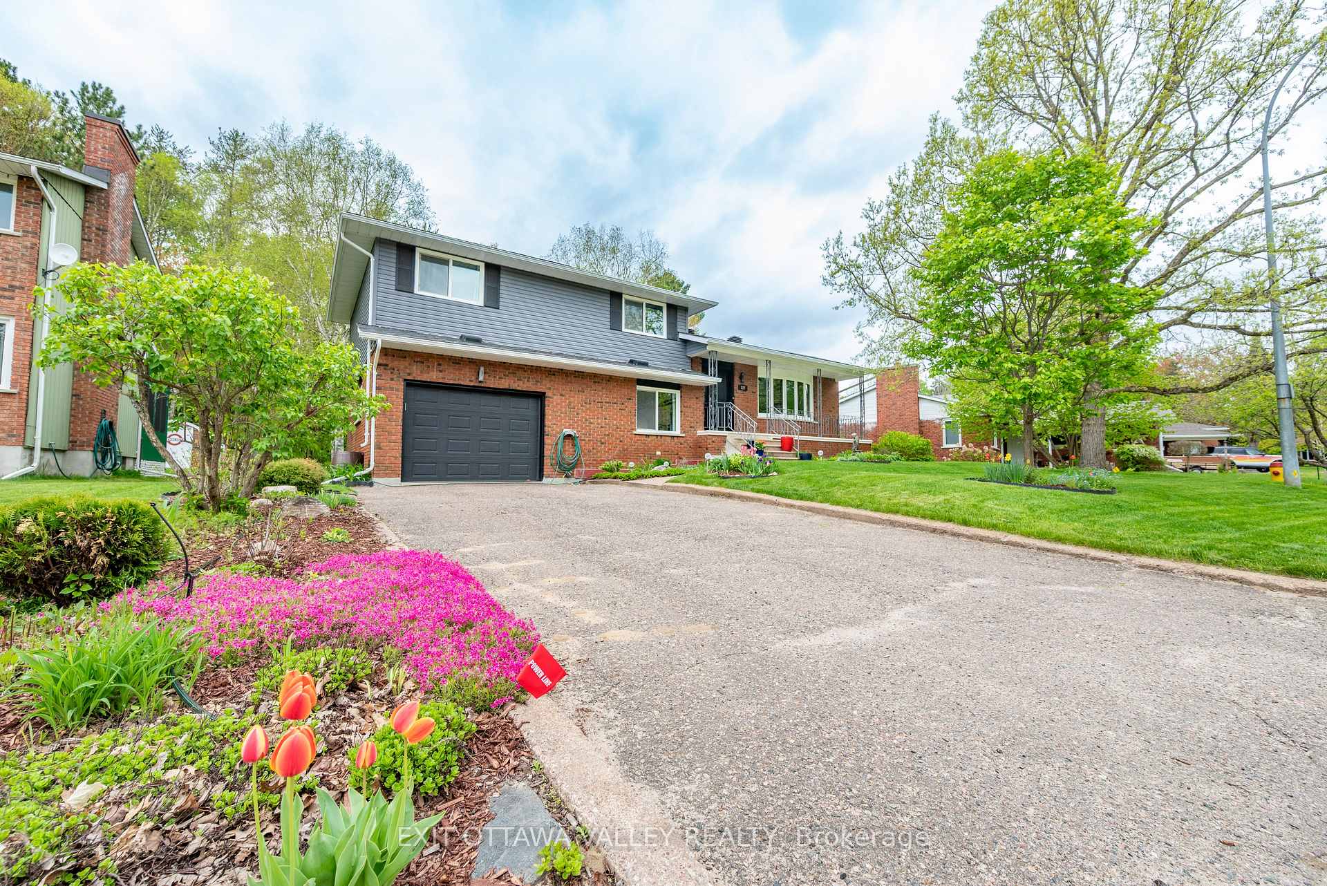 Photo 2 of 127 Frontenac Crescent, Deep River — HOMEH