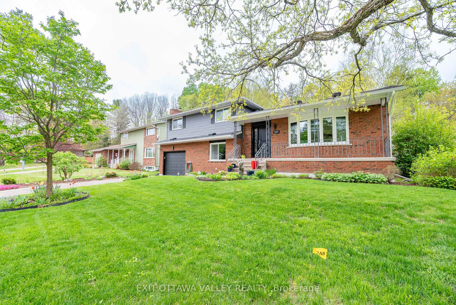 Photo 3 of 127 Frontenac Crescent, Deep River — HOMEH