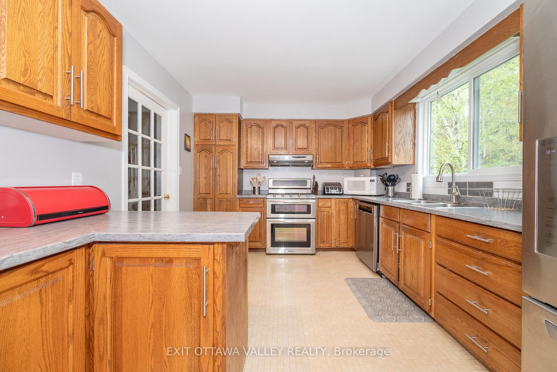 Photo 11 of 127 Frontenac Crescent, Deep River — HOMEH
