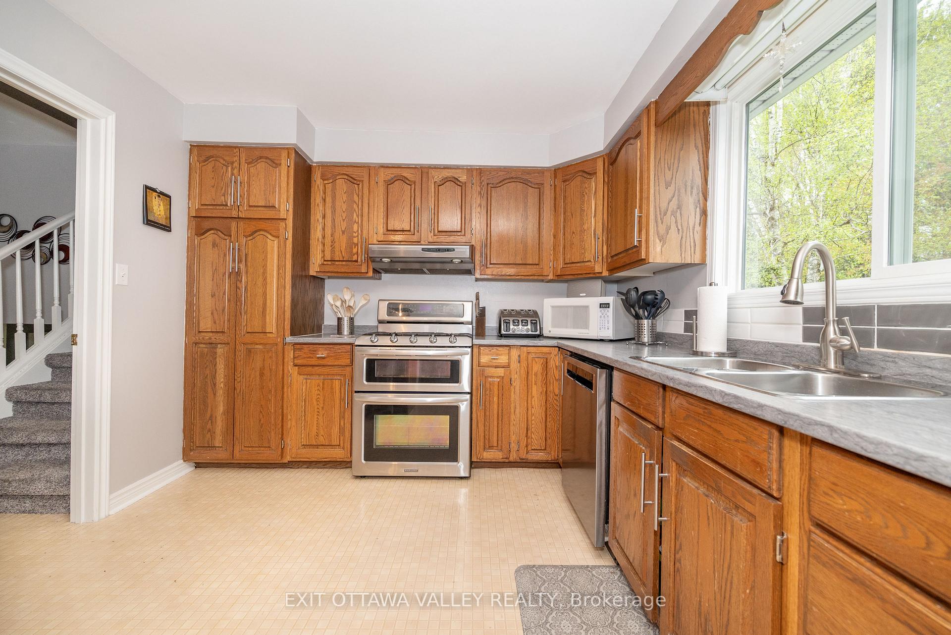Photo 24 of 127 Frontenac Crescent, Deep River — HOMEH