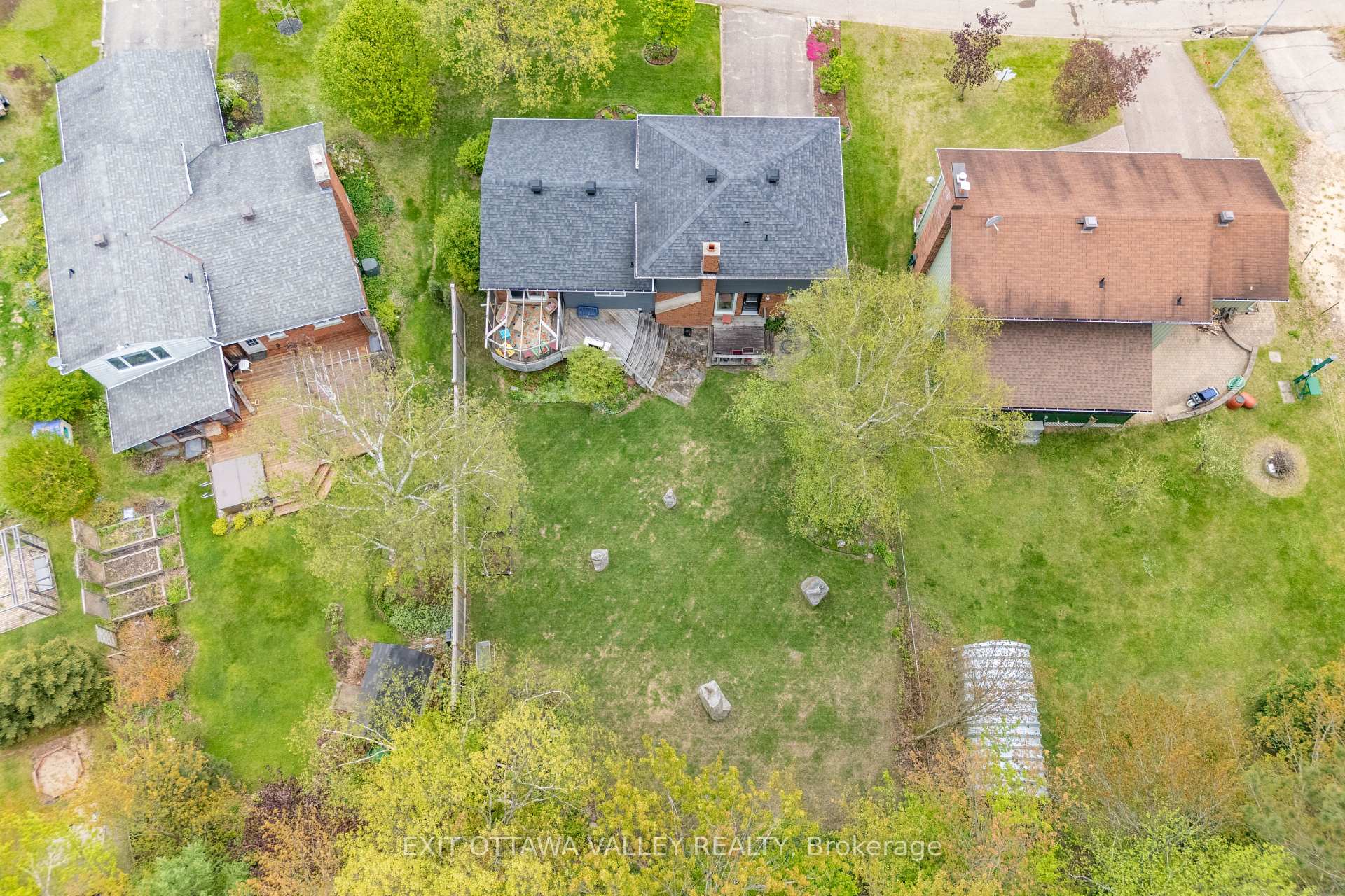 Photo 34 of 127 Frontenac Crescent, Deep River — HOMEH
