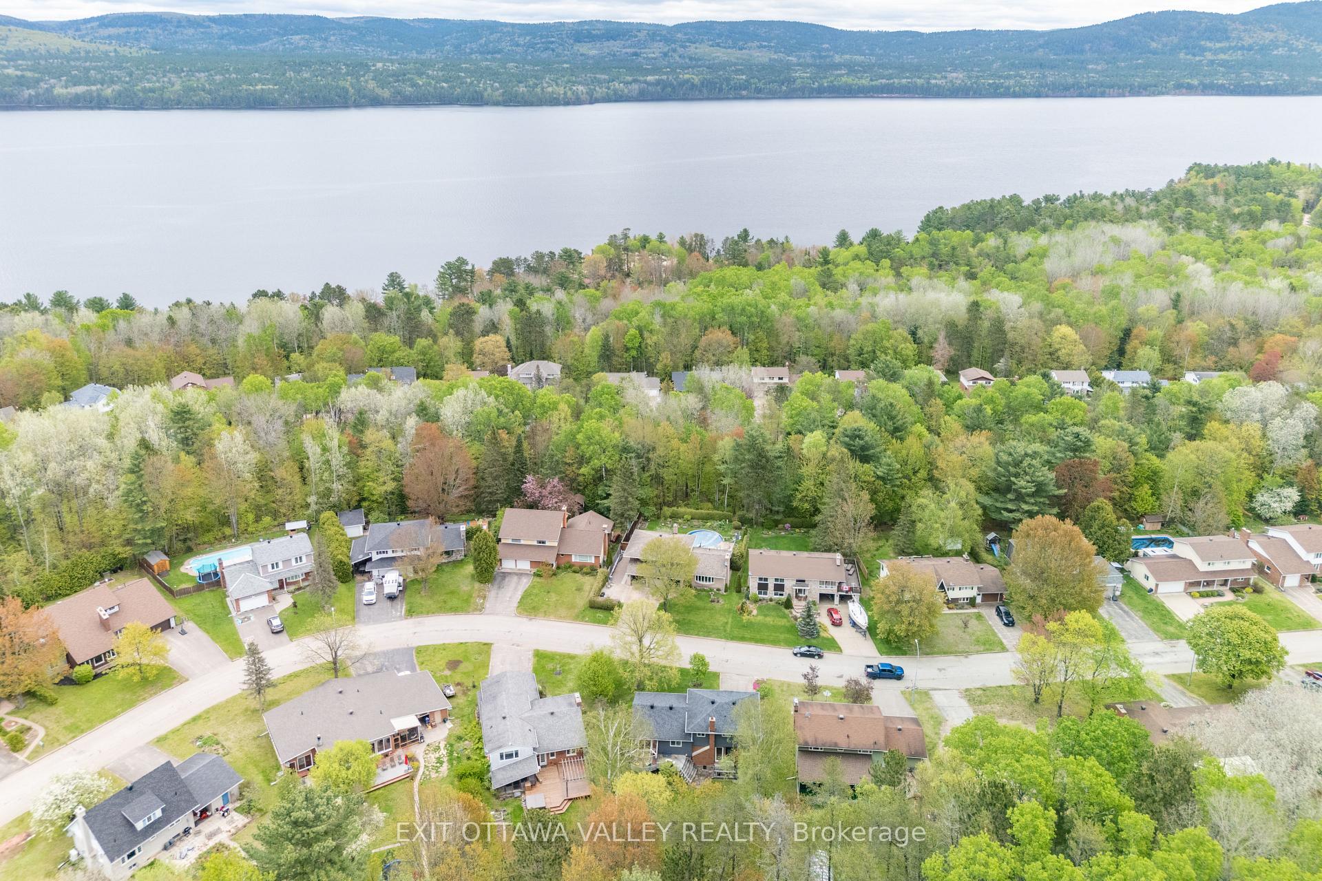Photo 35 of 127 Frontenac Crescent, Deep River — HOMEH
