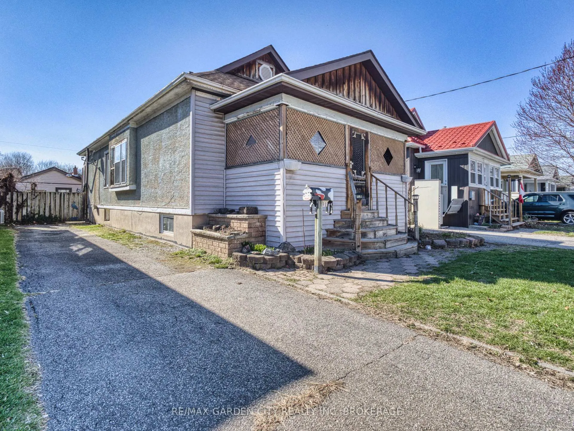 Photo 2 of 37 Kernahan Street, St. Catharines, Downtown — HOMEH