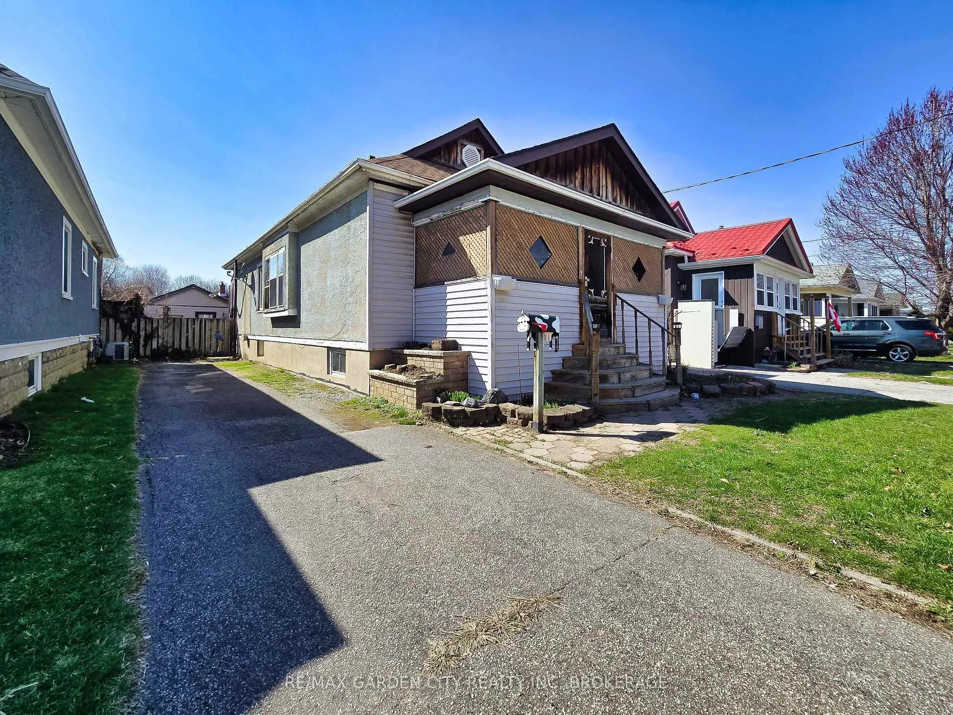Photo 3 of 37 Kernahan Street, St. Catharines, Downtown — HOMEH