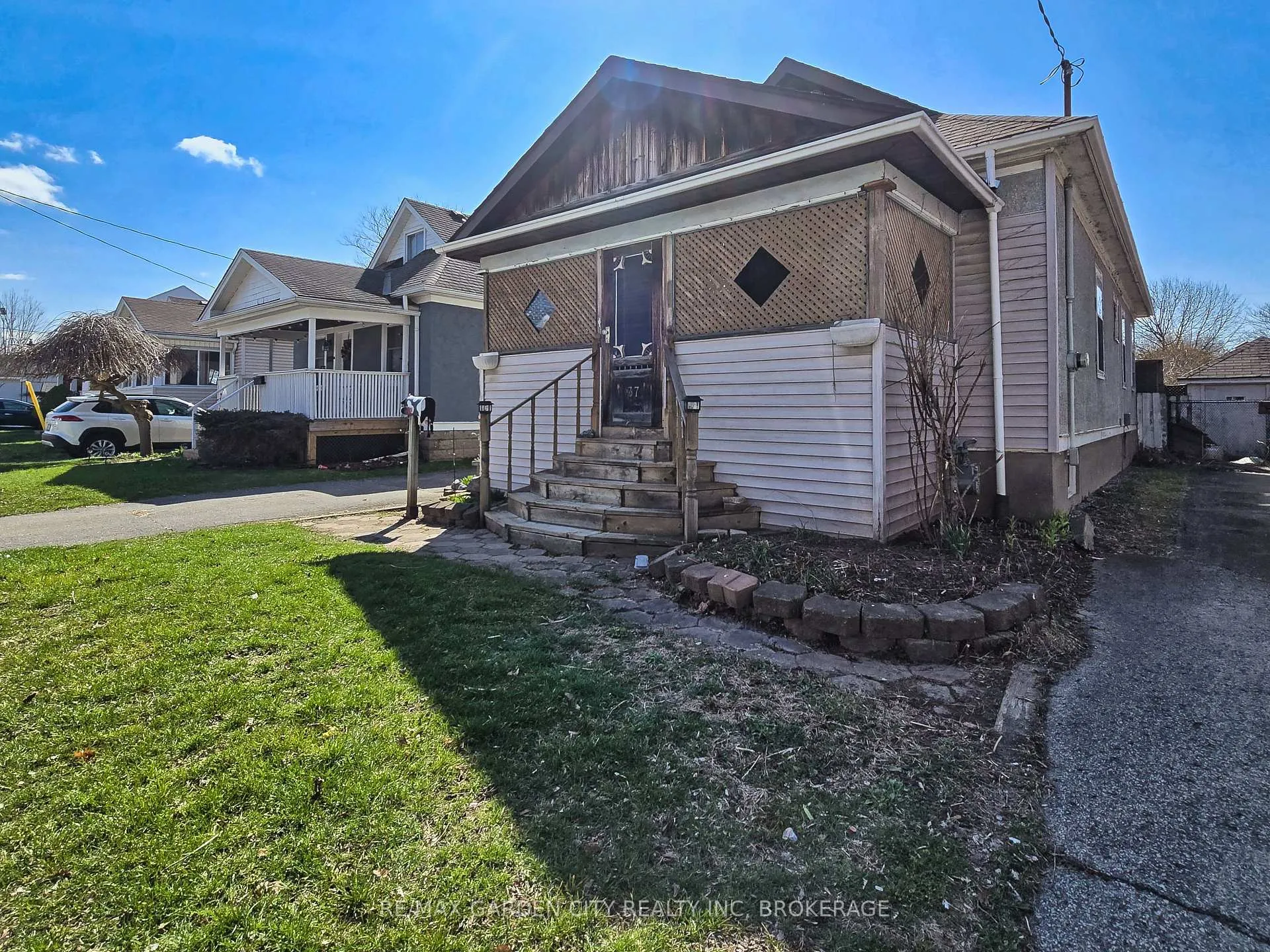 Photo 4 of 37 Kernahan Street, St. Catharines, Downtown — HOMEH