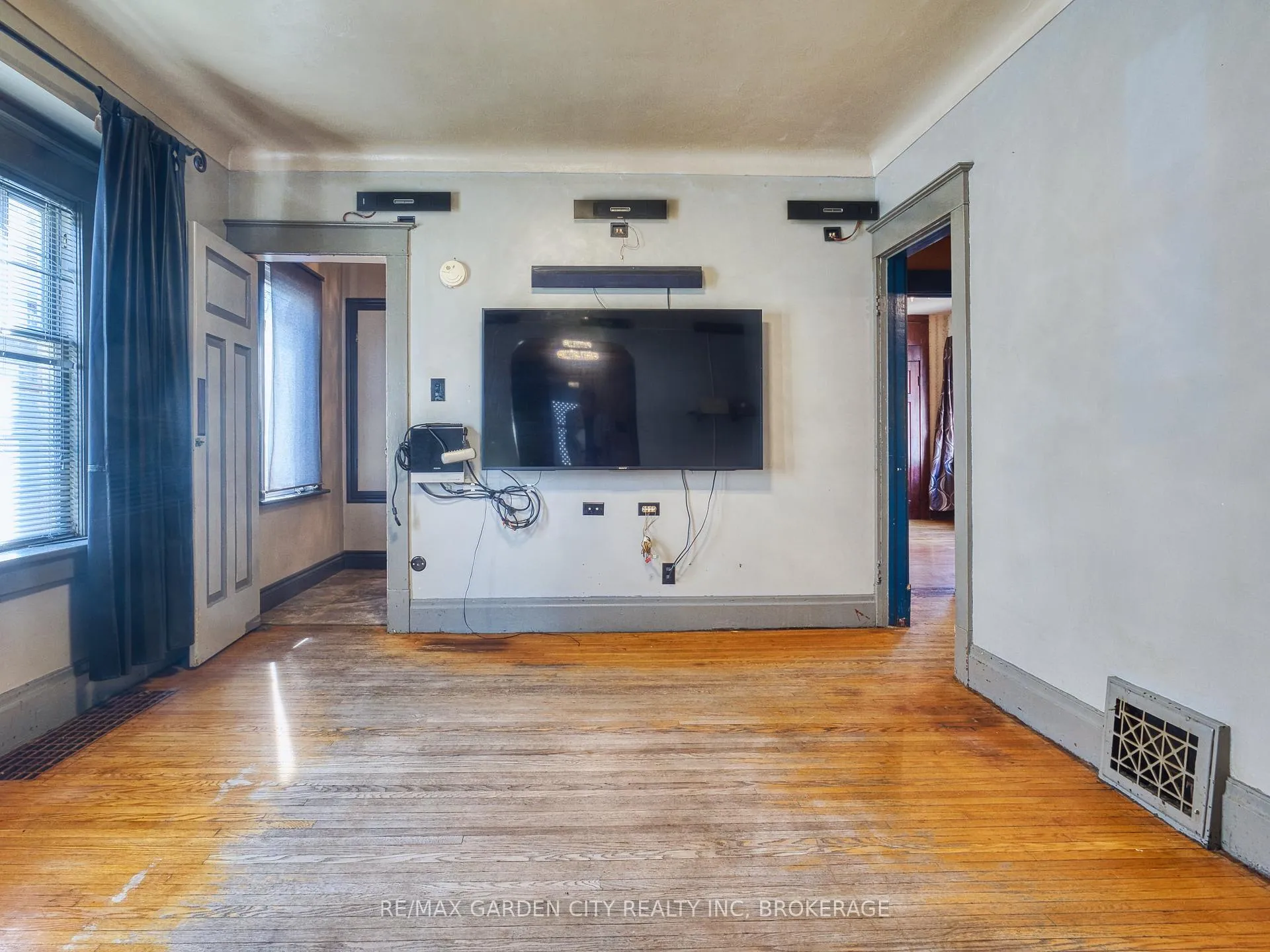 Photo 6 of 37 Kernahan Street, St. Catharines, Downtown — HOMEH