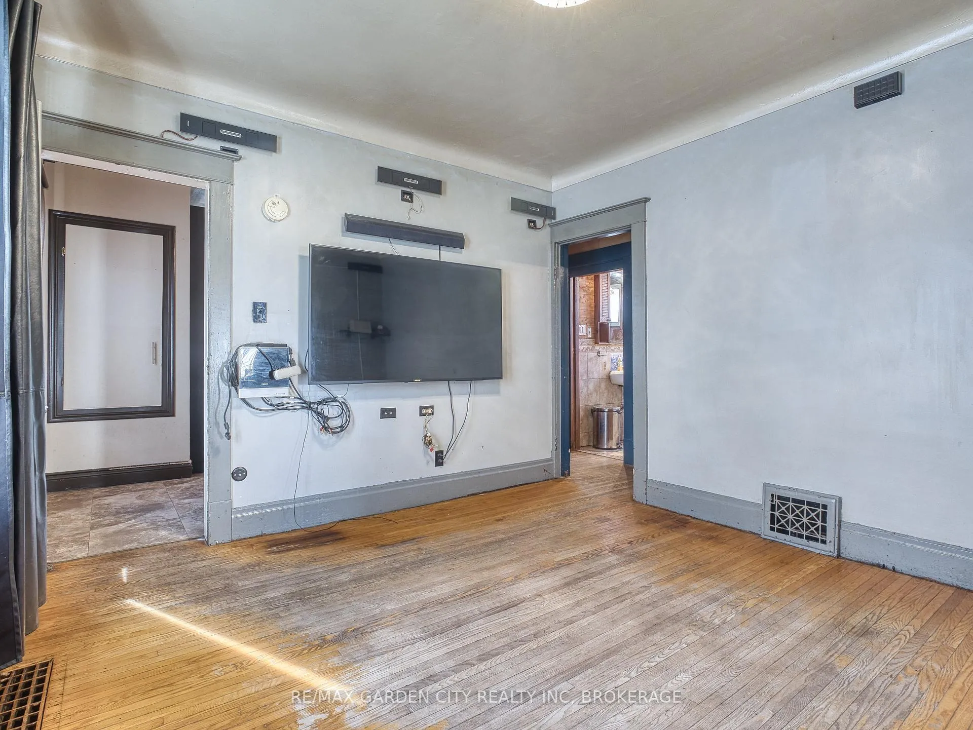 Photo 7 of 37 Kernahan Street, St. Catharines, Downtown — HOMEH