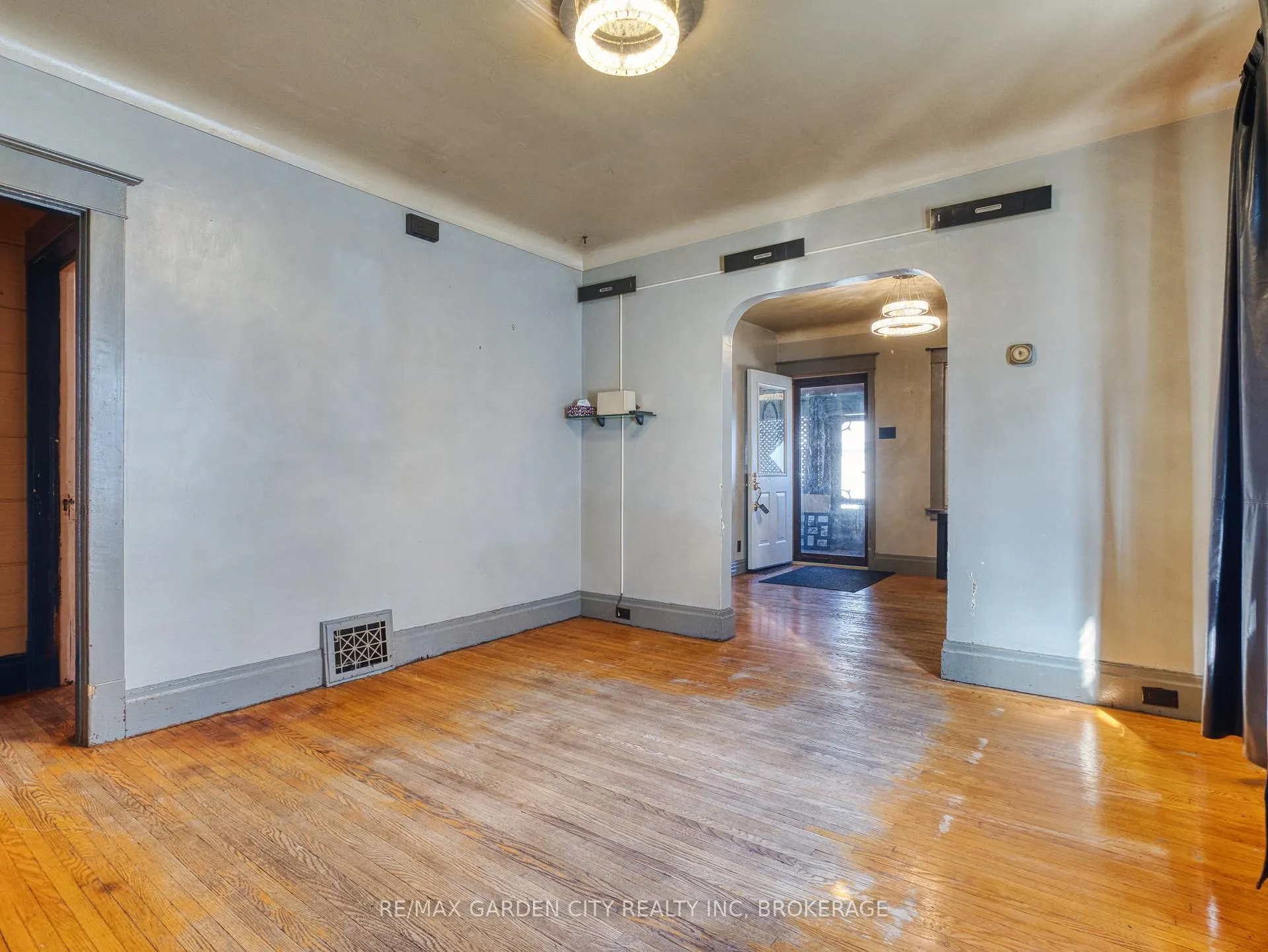 Photo 8 of 37 Kernahan Street, St. Catharines, Downtown — HOMEH
