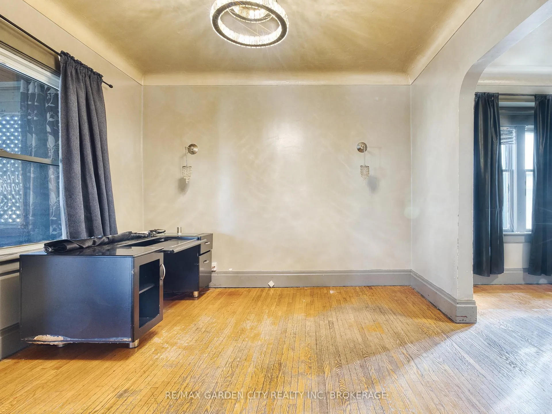Photo 10 of 37 Kernahan Street, St. Catharines, Downtown — HOMEH