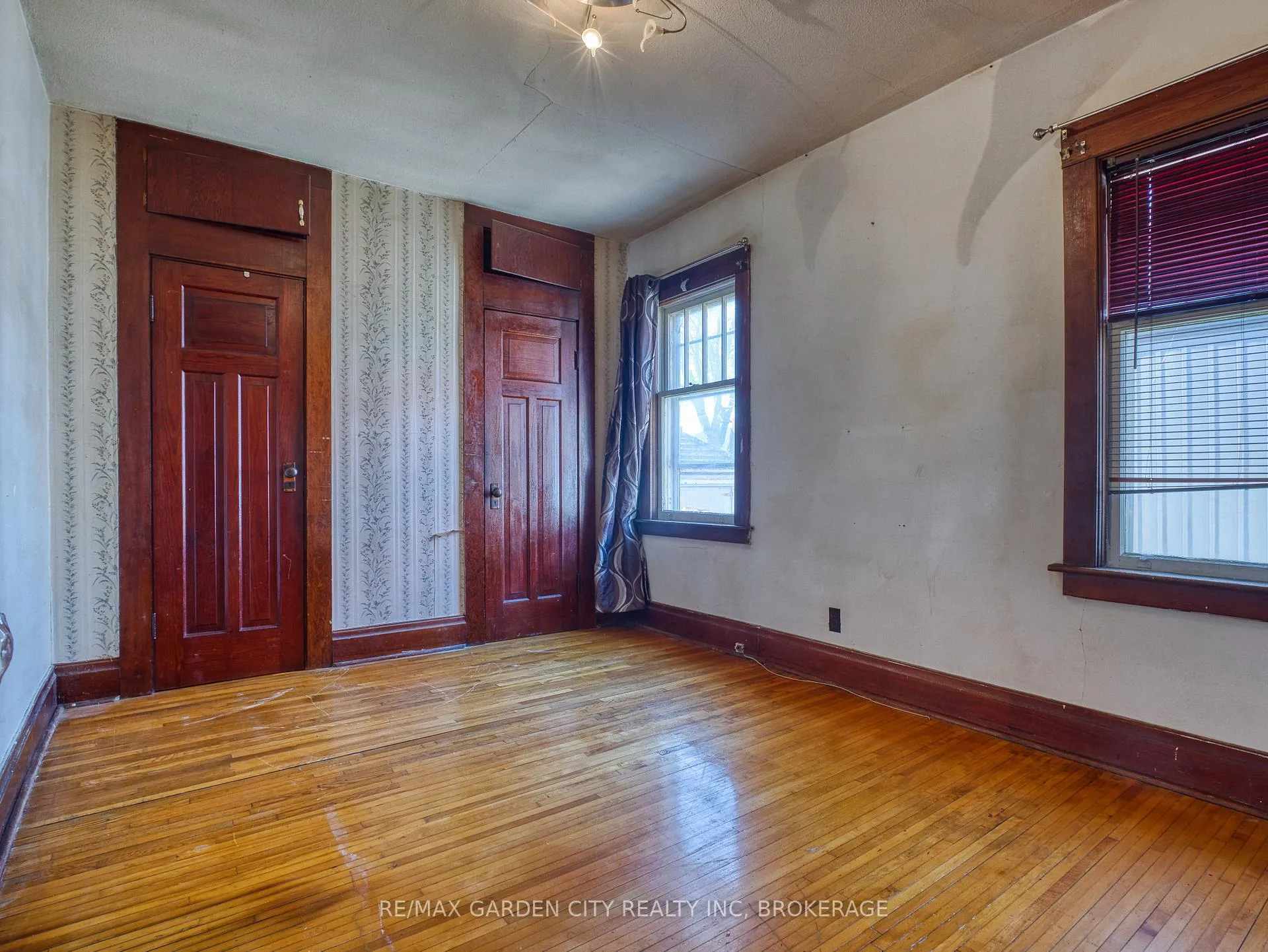 Photo 20 of 37 Kernahan Street, St. Catharines, Downtown — HOMEH