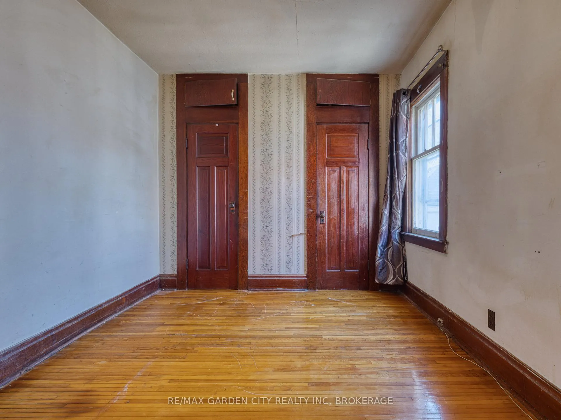 Photo 21 of 37 Kernahan Street, St. Catharines, Downtown — HOMEH