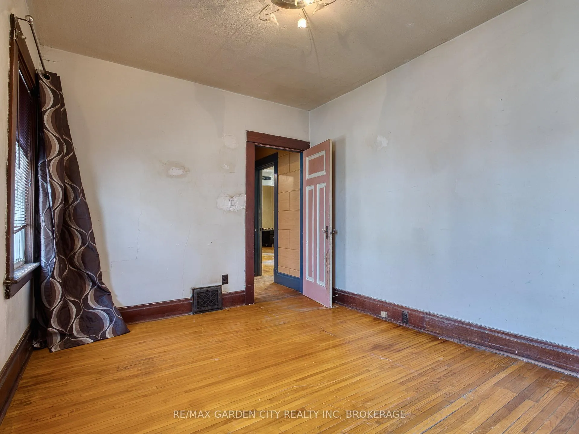 Photo 22 of 37 Kernahan Street, St. Catharines, Downtown — HOMEH