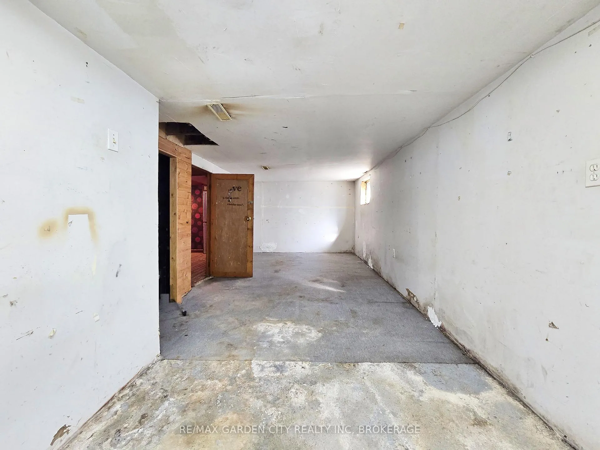 Photo 23 of 37 Kernahan Street, St. Catharines, Downtown — HOMEH