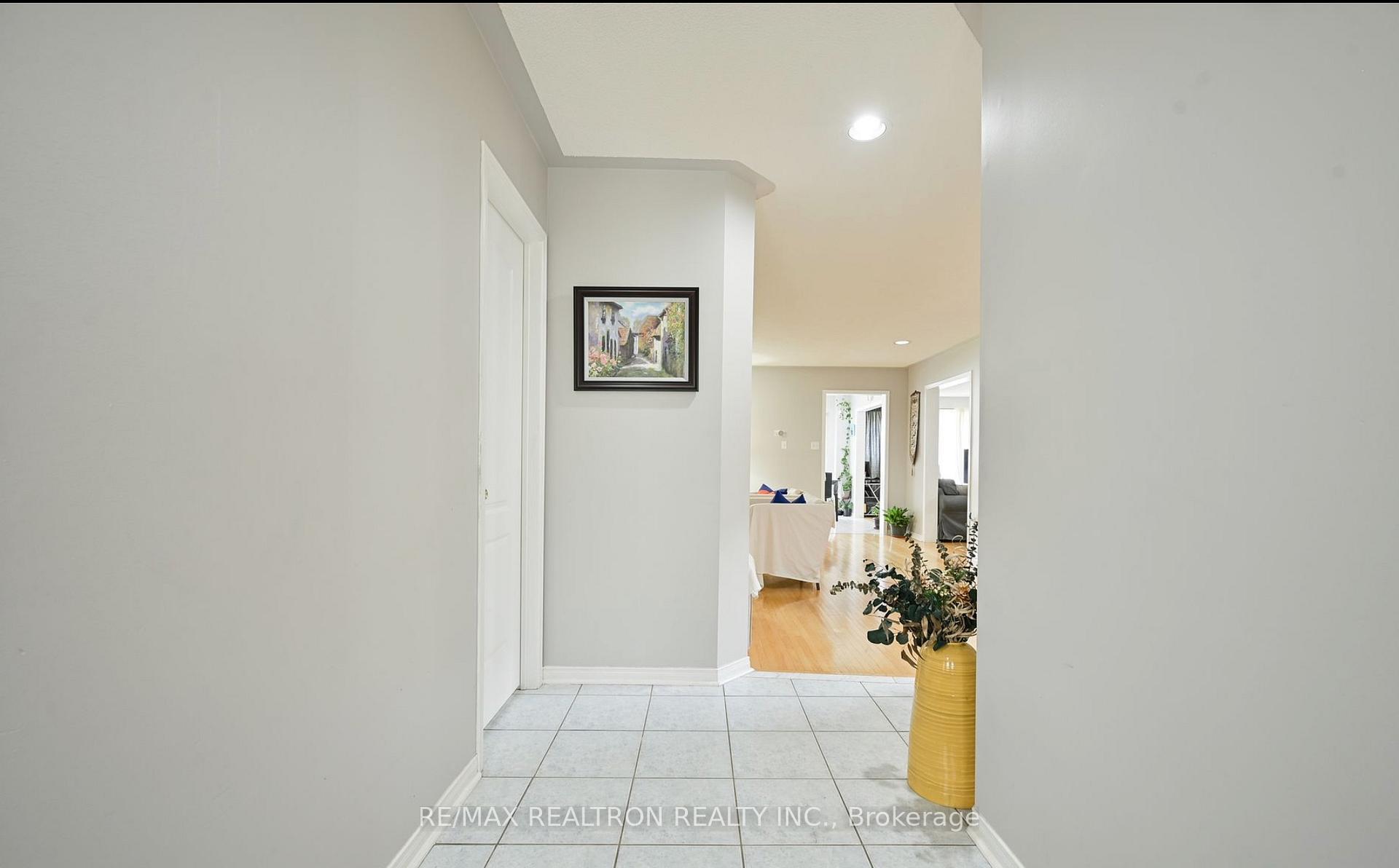 Photo 2 of 61 Fallstar Crescent, Brampton, Fletcher's Meadow — HOMEH