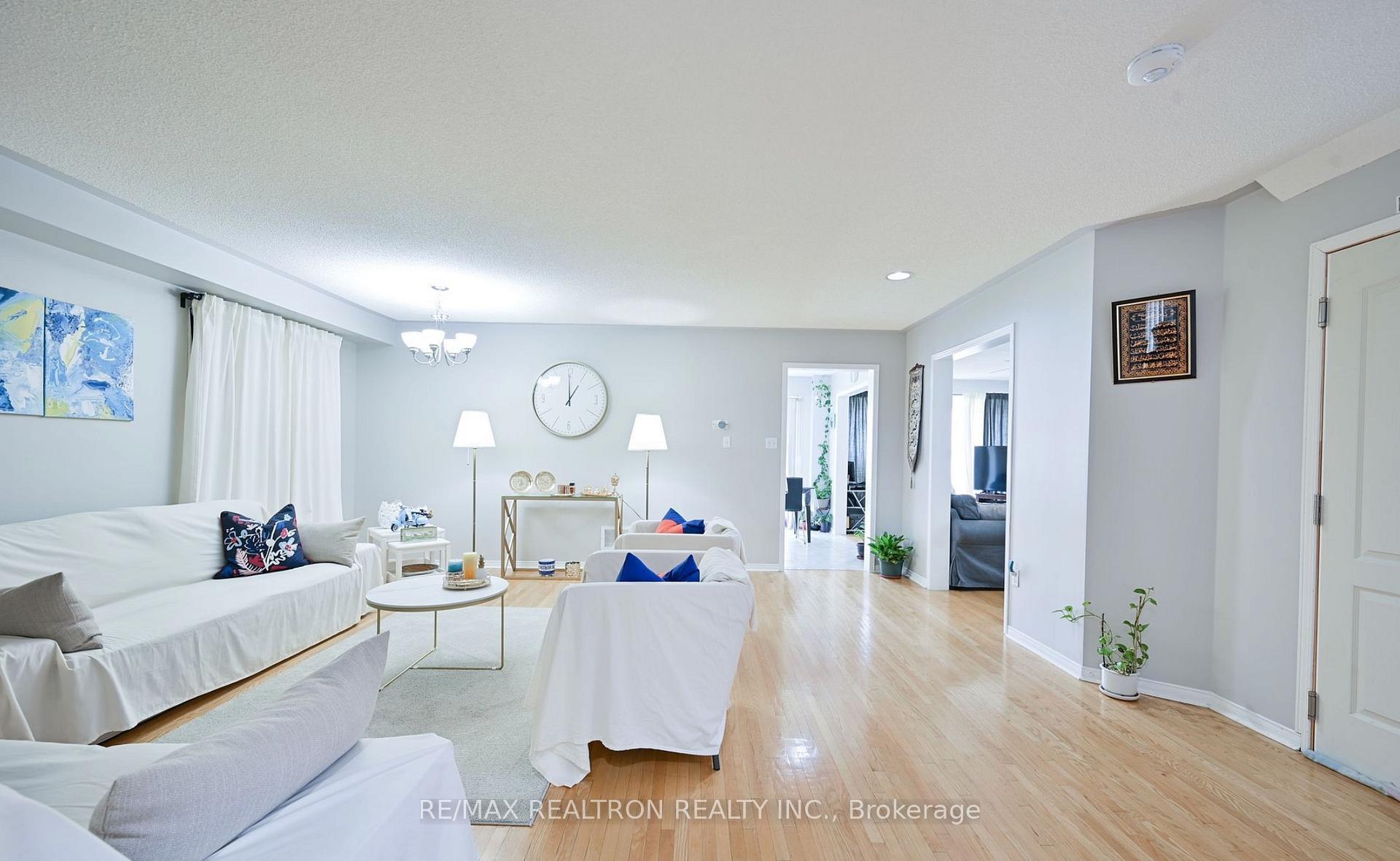 Photo 3 of 61 Fallstar Crescent, Brampton, Fletcher's Meadow — HOMEH