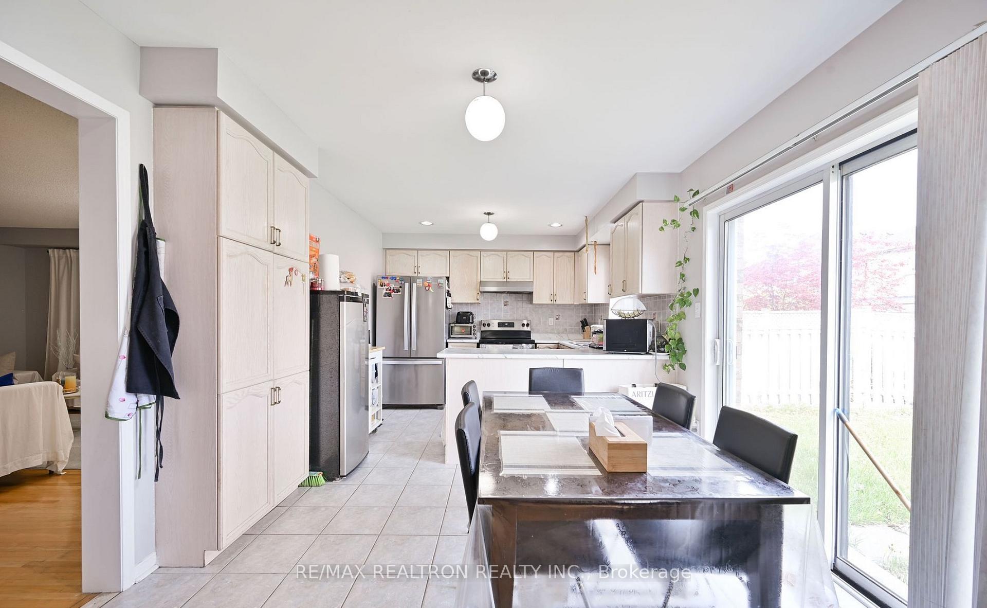Photo 5 of 61 Fallstar Crescent, Brampton, Fletcher's Meadow — HOMEH