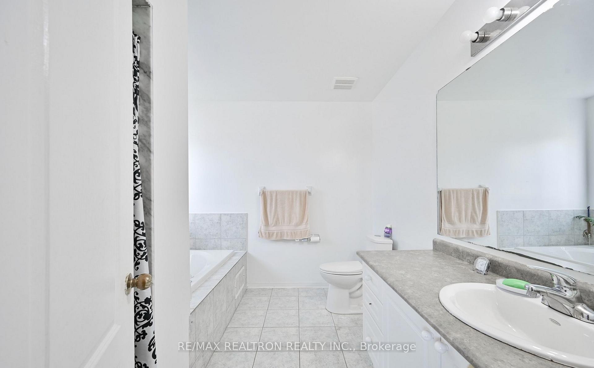 Photo 9 of 61 Fallstar Crescent, Brampton, Fletcher's Meadow — HOMEH