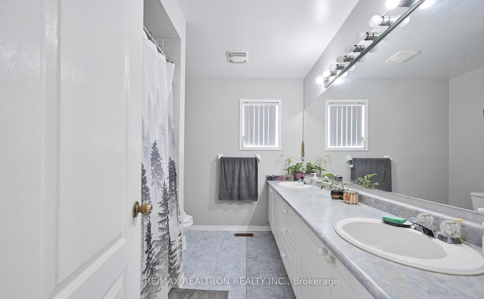 Photo 11 of 61 Fallstar Crescent, Brampton, Fletcher's Meadow — HOMEH