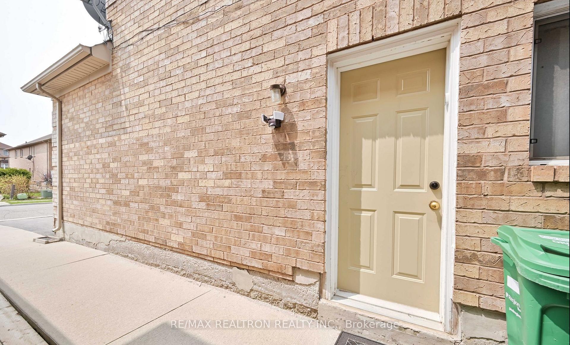 Photo 13 of 61 Fallstar Crescent, Brampton, Fletcher's Meadow — HOMEH