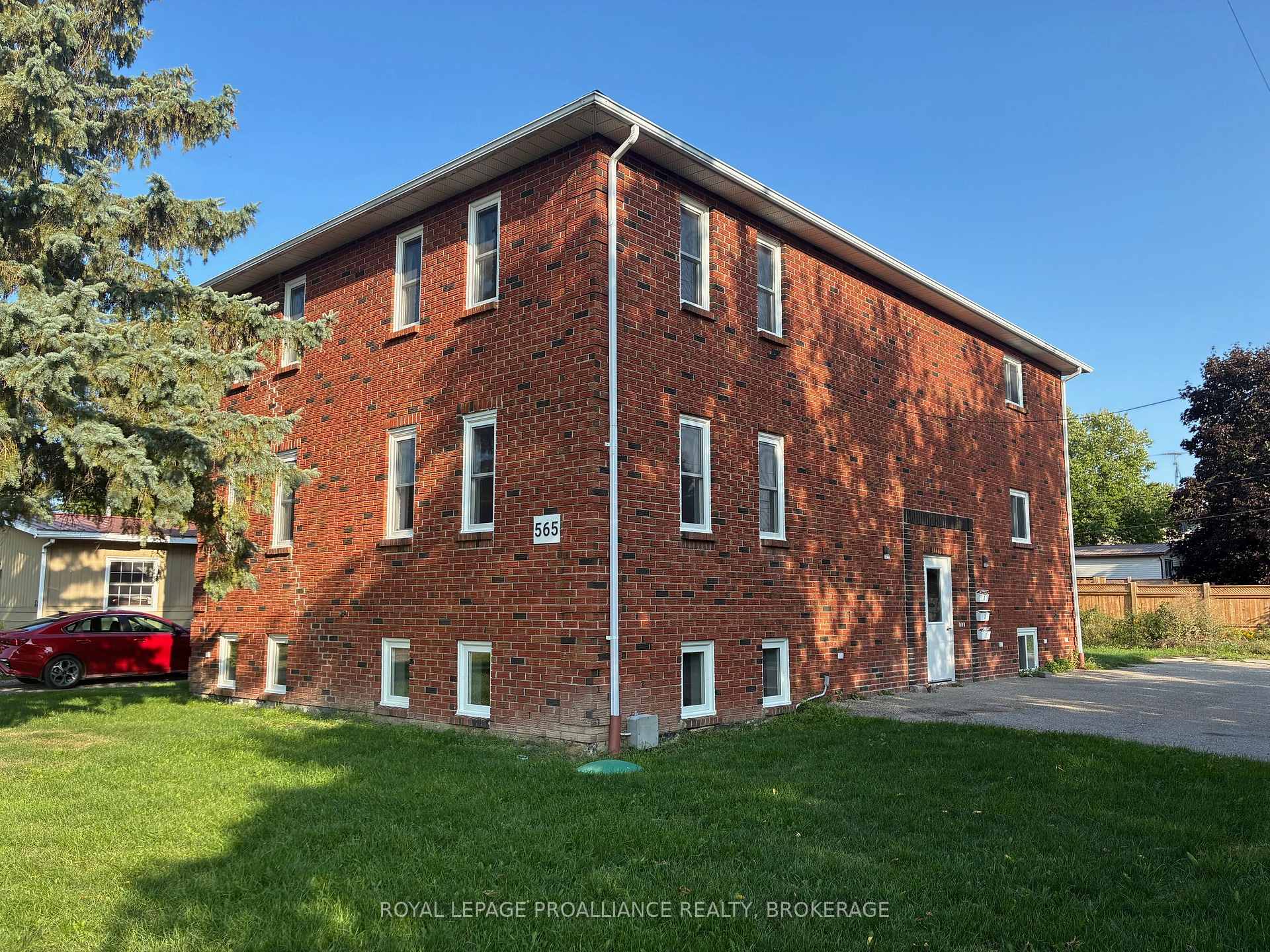 Photo 35 of 565 Emma Street, Gananoque — HOMEH