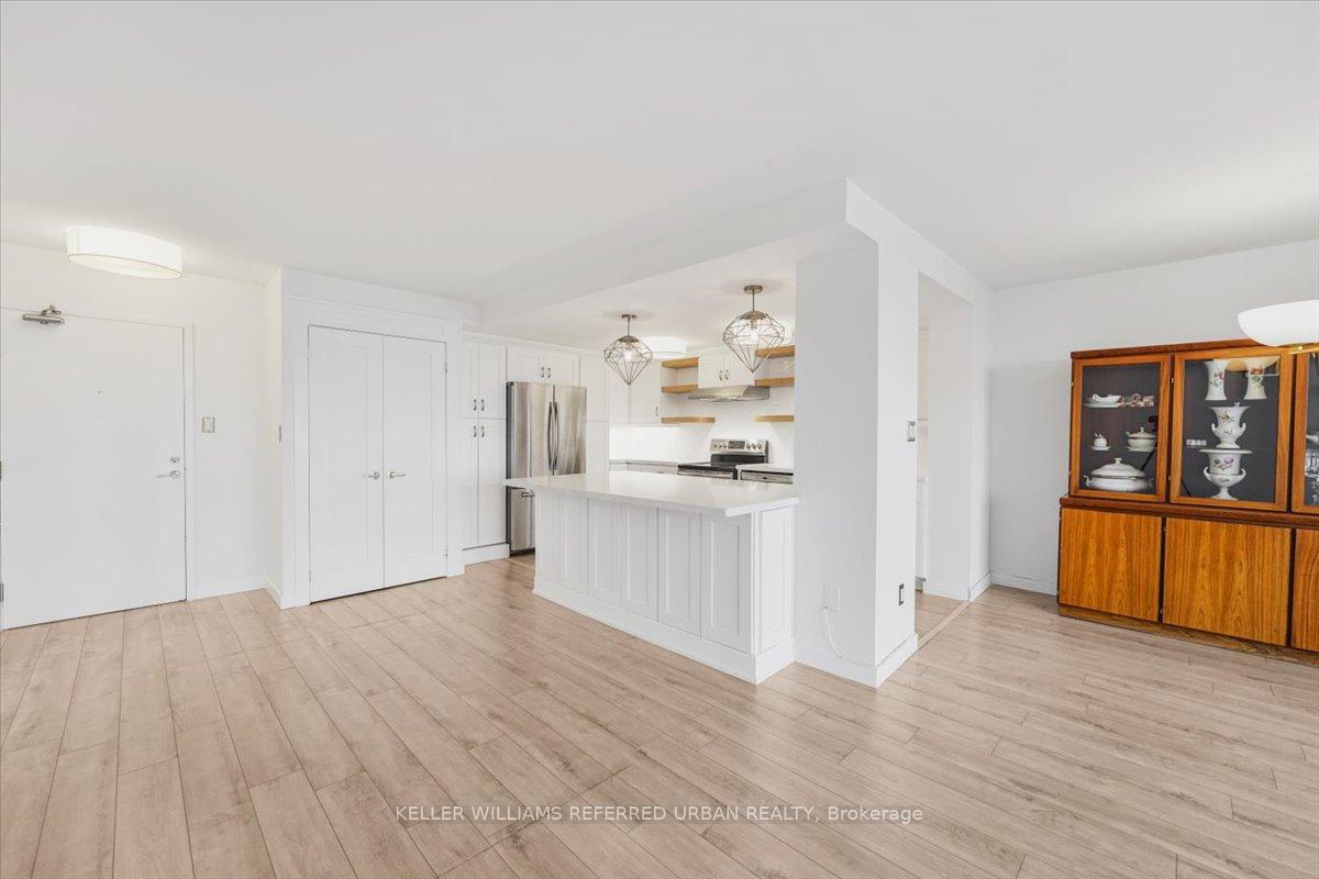 Photo 6 of Unit 1401, 3000 Bathurst Street, Toronto, Englemount-Lawrence — HOMEH