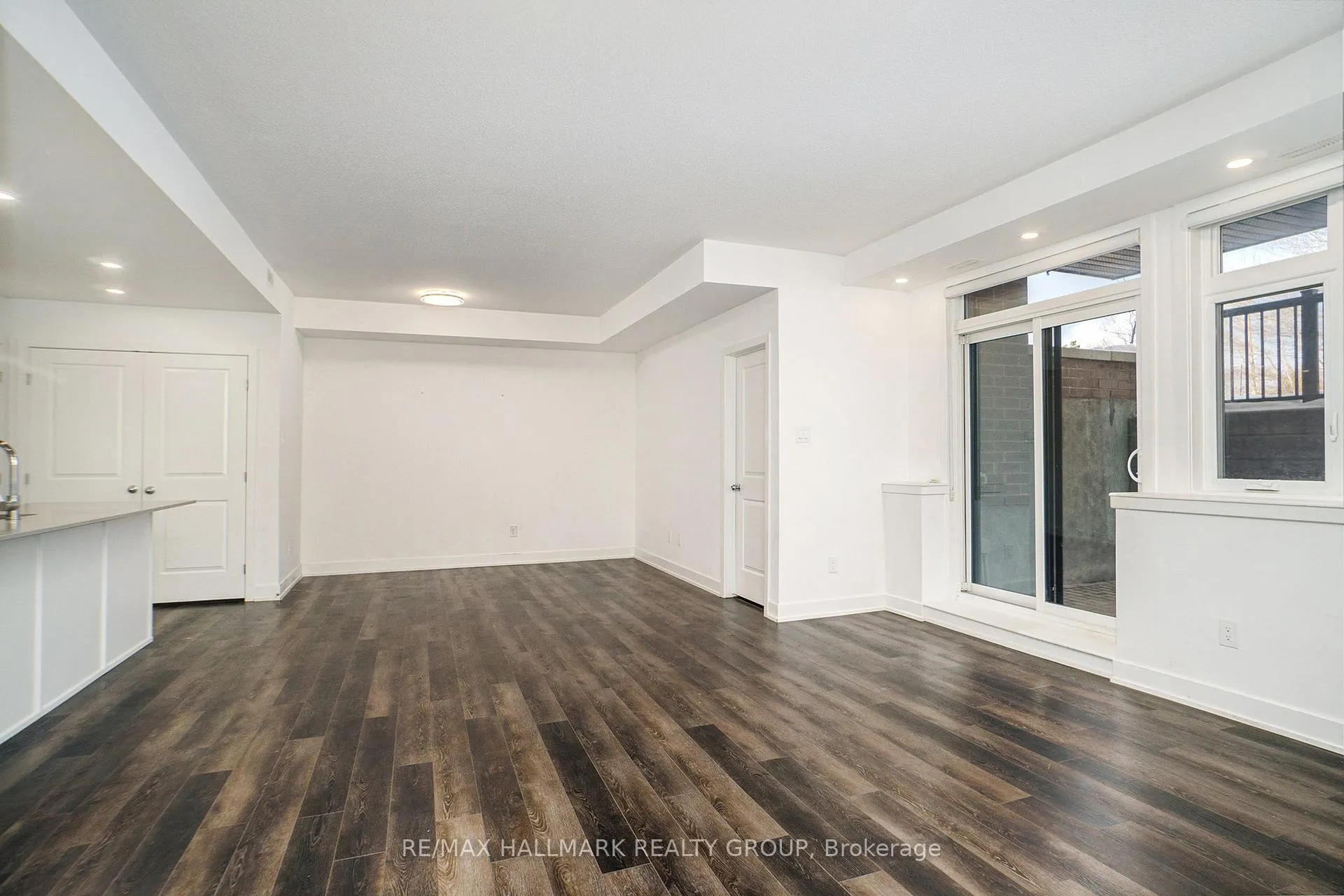Photo 3 of Unit F, 380 Rolling Meadows Crescent, Ottawa, Mer Bleue/Bradley Estates/Anderson Park — HOMEH