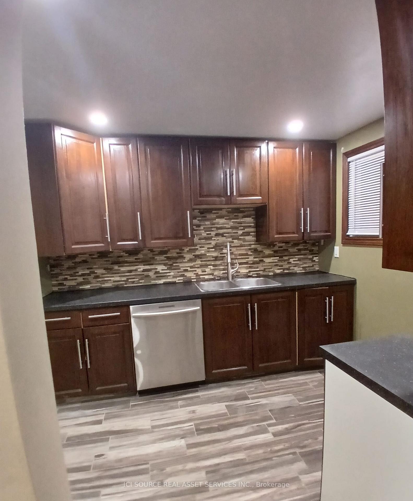 Photo 2 of 6260 Thornberry Crescent, Windsor — HOMEH