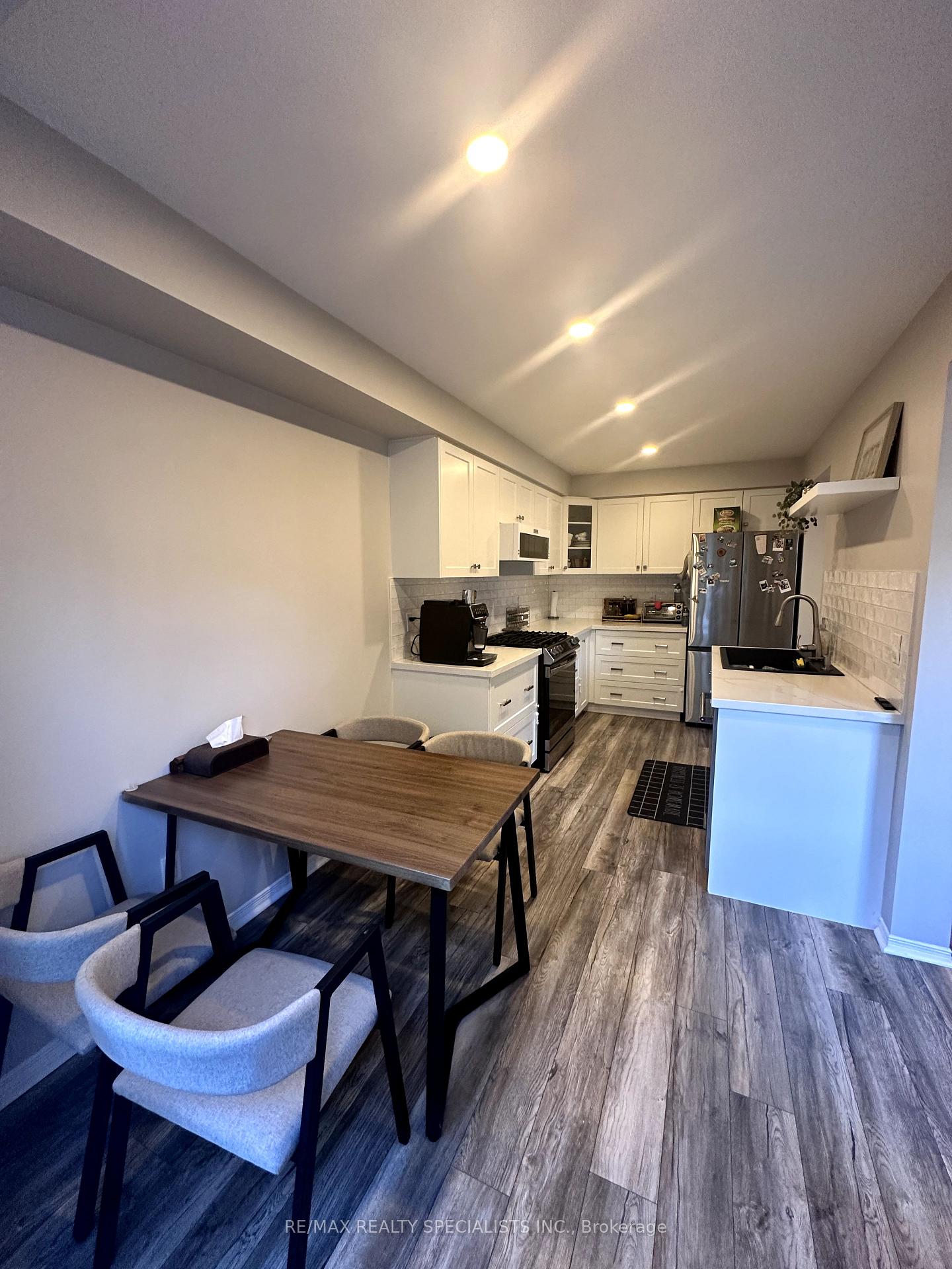 Photo 6 of Unit 21, 76 Frances Avenue, Hamilton, Lakeshore — HOMEH