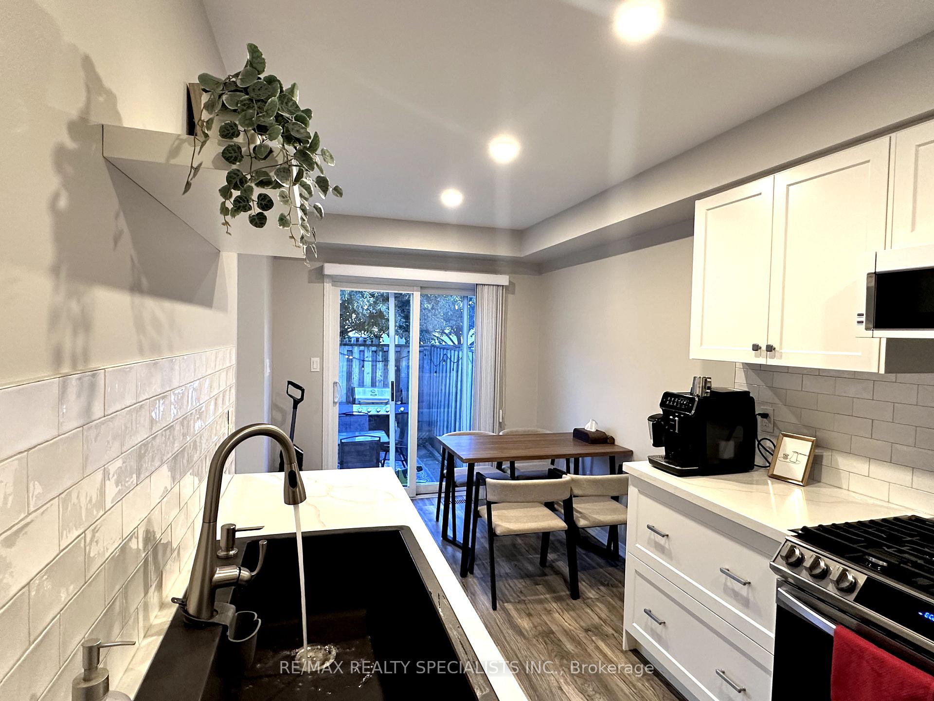 Photo 10 of Unit 21, 76 Frances Avenue, Hamilton, Lakeshore — HOMEH