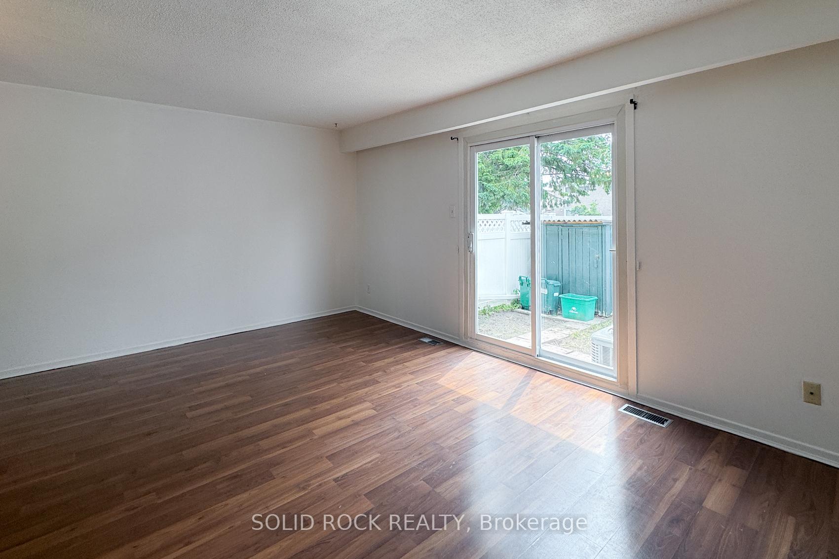 Photo 10 of Unit 22, 5 Hadley Circle, Ottawa, Bells Corners — HOMEH