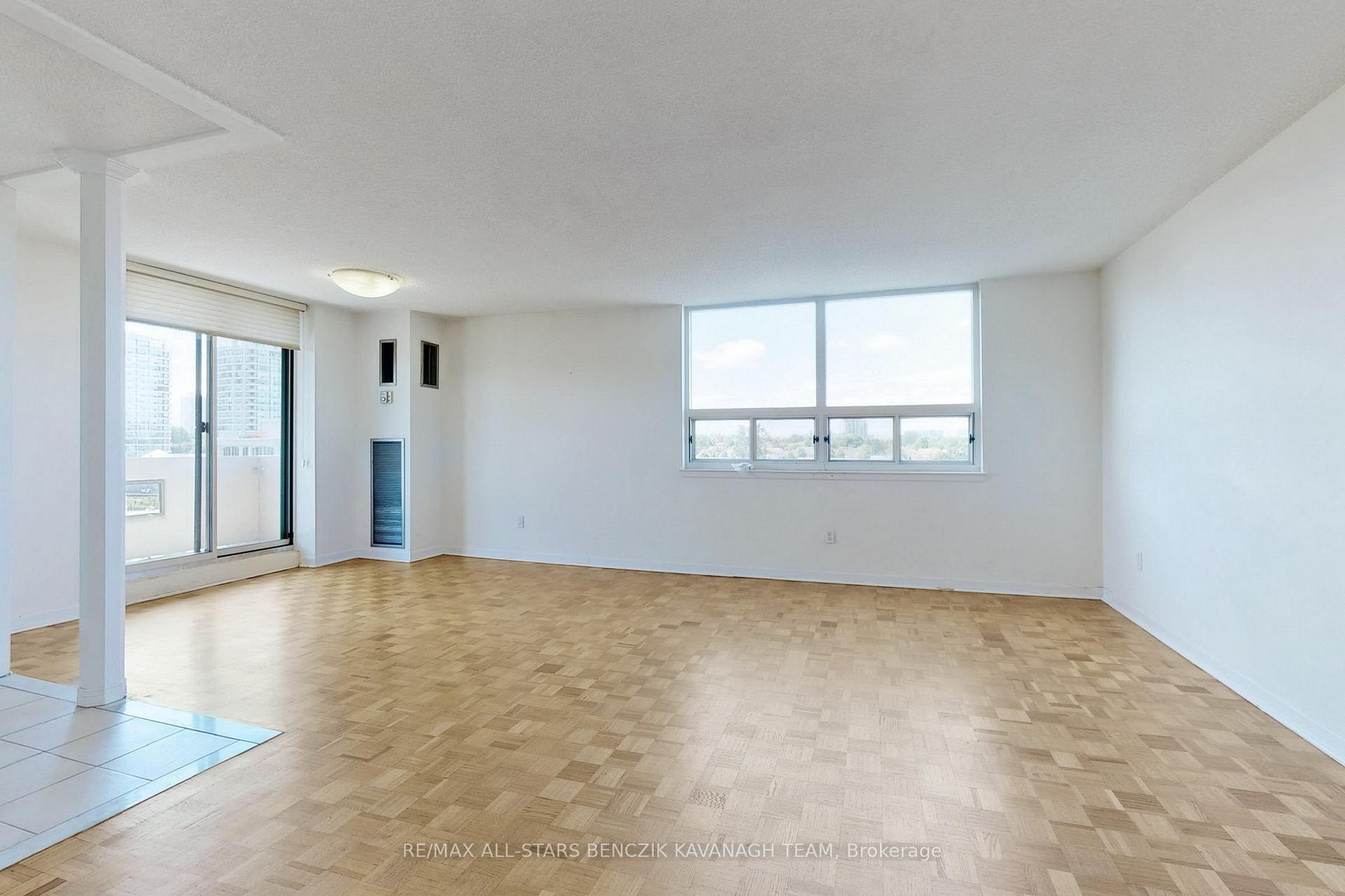 Photo 3 of Unit 801, 7451 Yonge Street, Markham, Thornhill — HOMEH