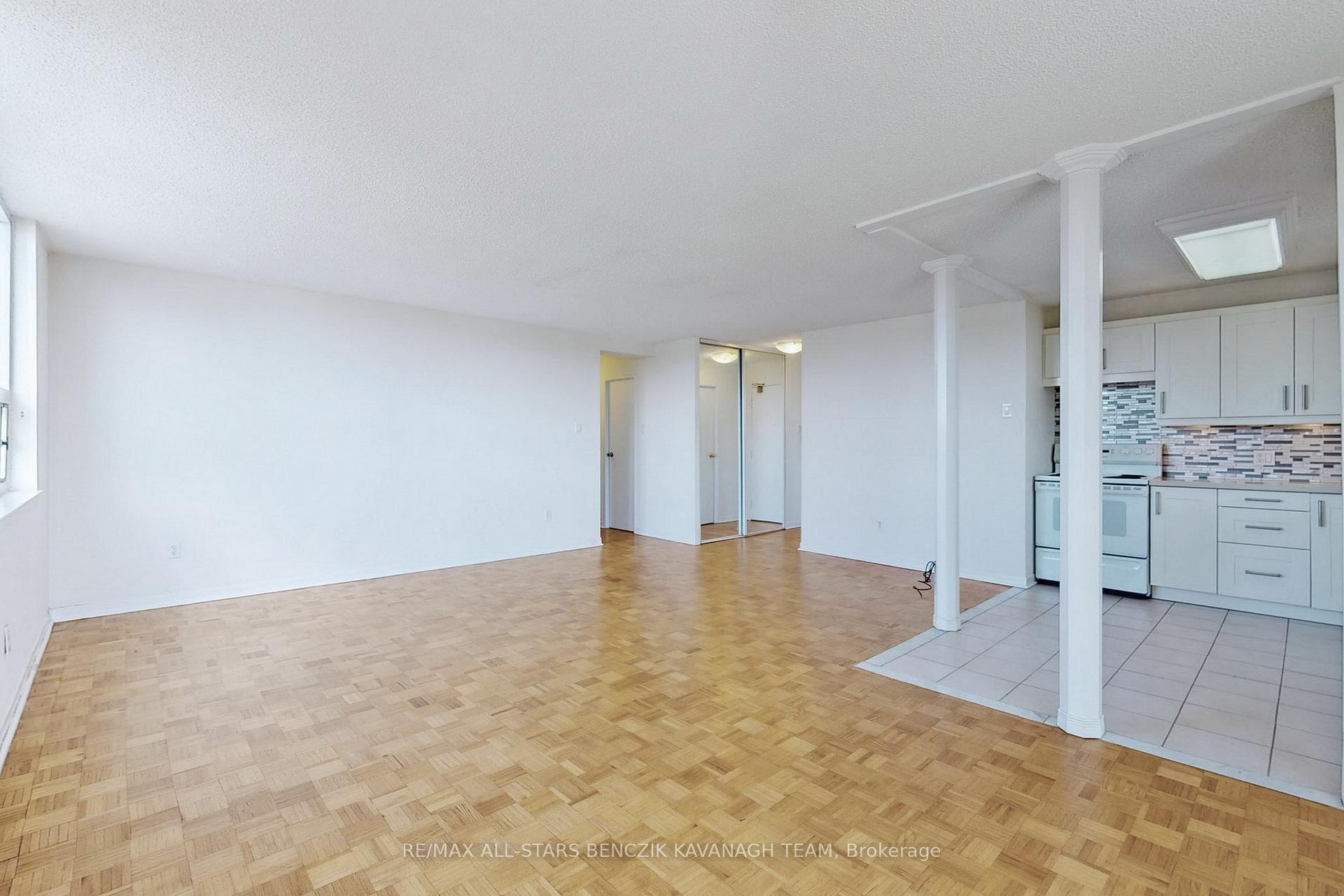 Photo 4 of Unit 801, 7451 Yonge Street, Markham, Thornhill — HOMEH