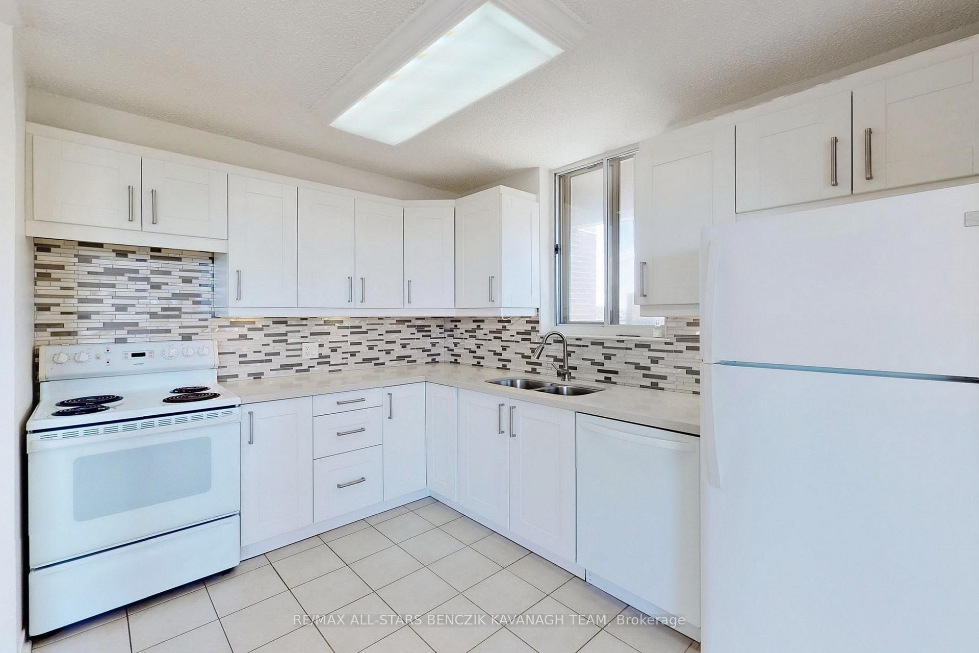 Photo 5 of Unit 801, 7451 Yonge Street, Markham, Thornhill — HOMEH