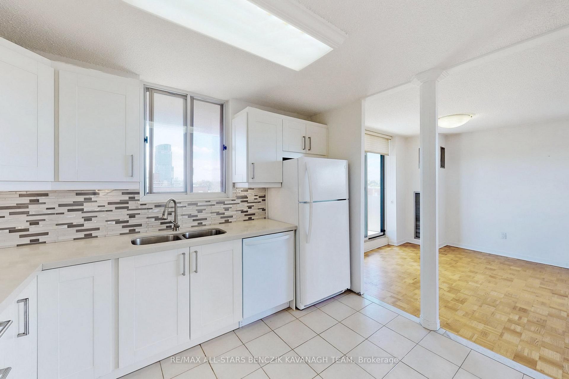 Photo 6 of Unit 801, 7451 Yonge Street, Markham, Thornhill — HOMEH
