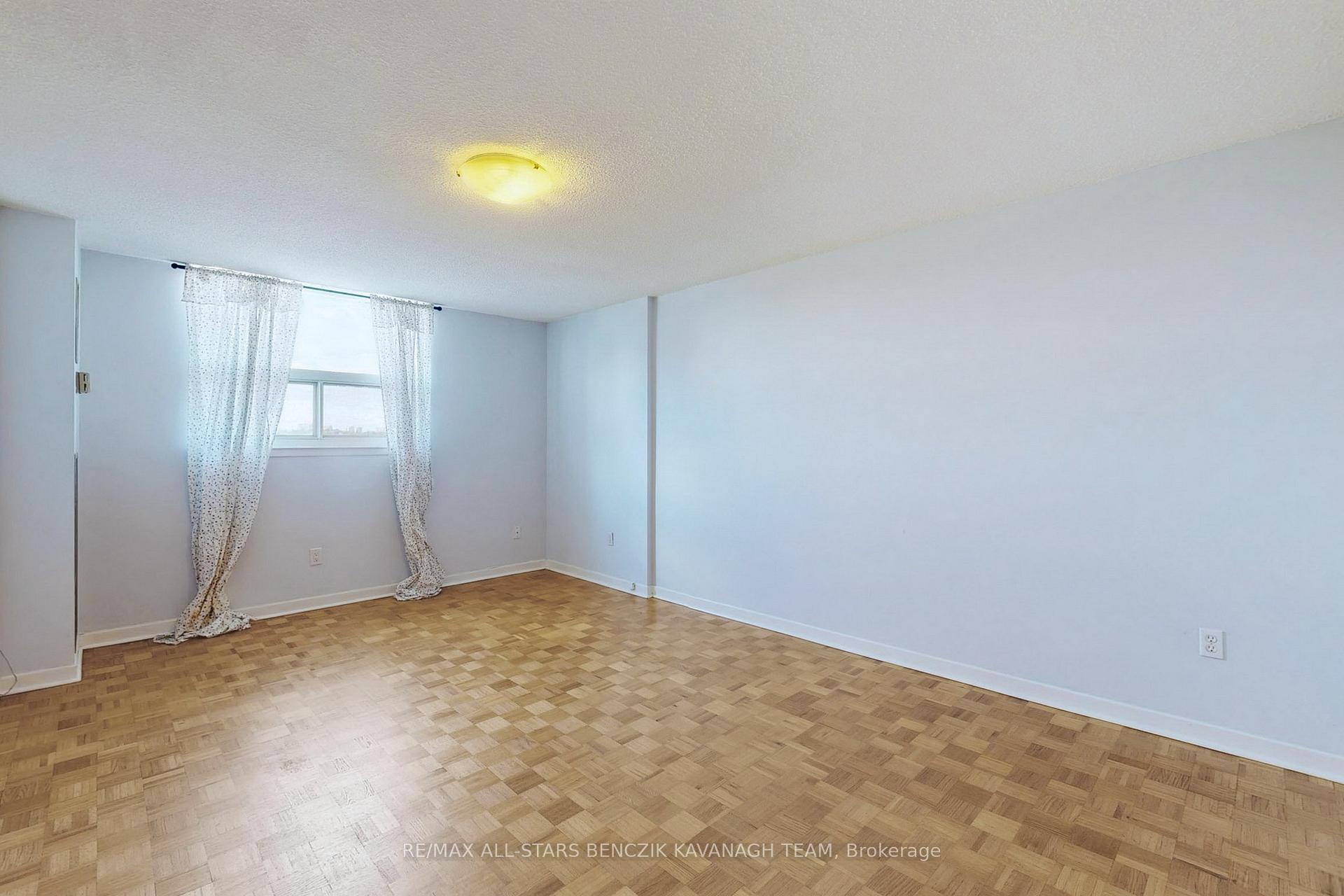 Photo 9 of Unit 801, 7451 Yonge Street, Markham, Thornhill — HOMEH