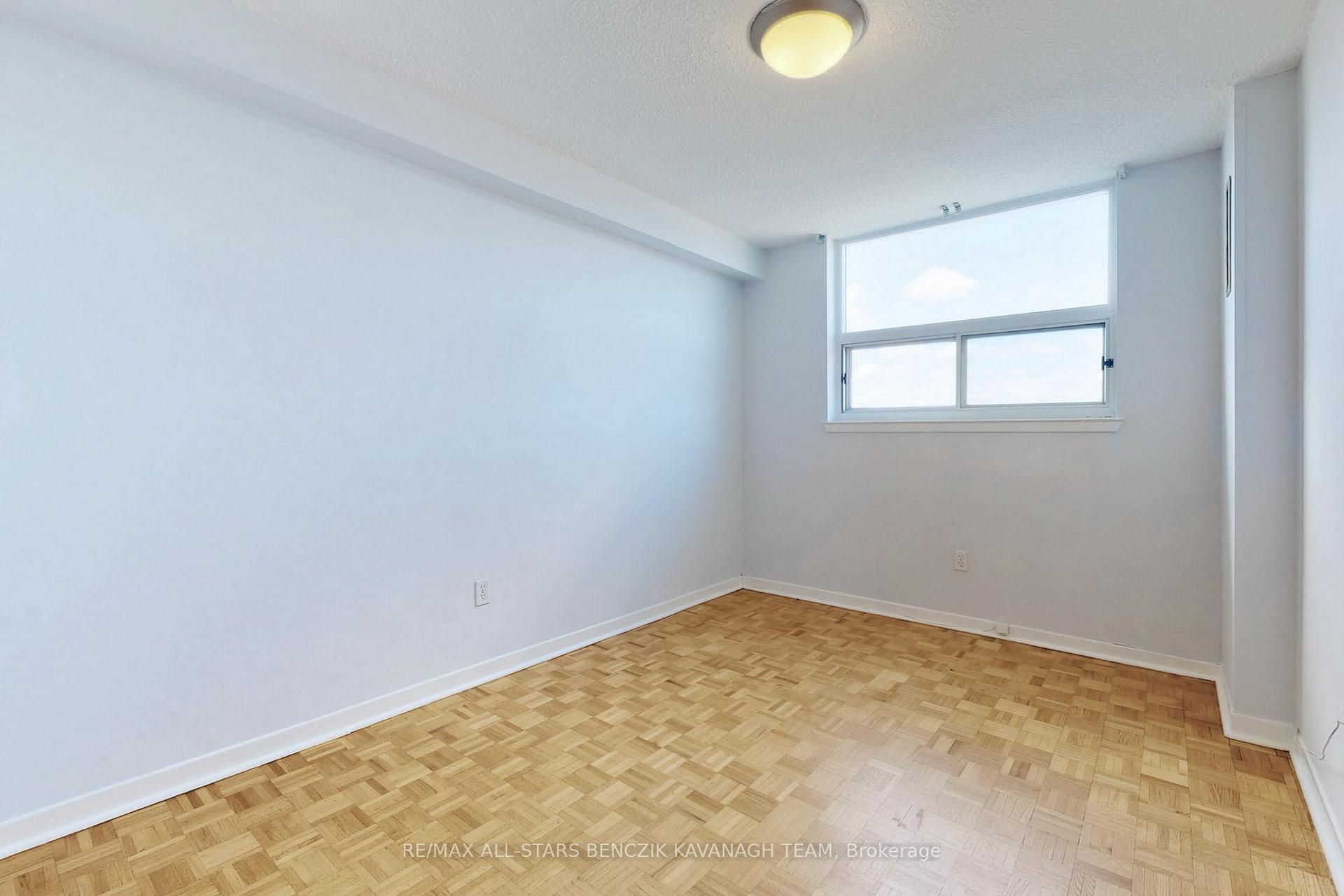 Photo 11 of Unit 801, 7451 Yonge Street, Markham, Thornhill — HOMEH