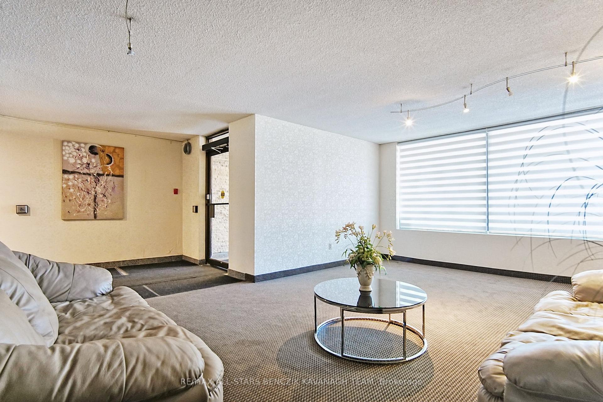 Photo 13 of Unit 801, 7451 Yonge Street, Markham, Thornhill — HOMEH