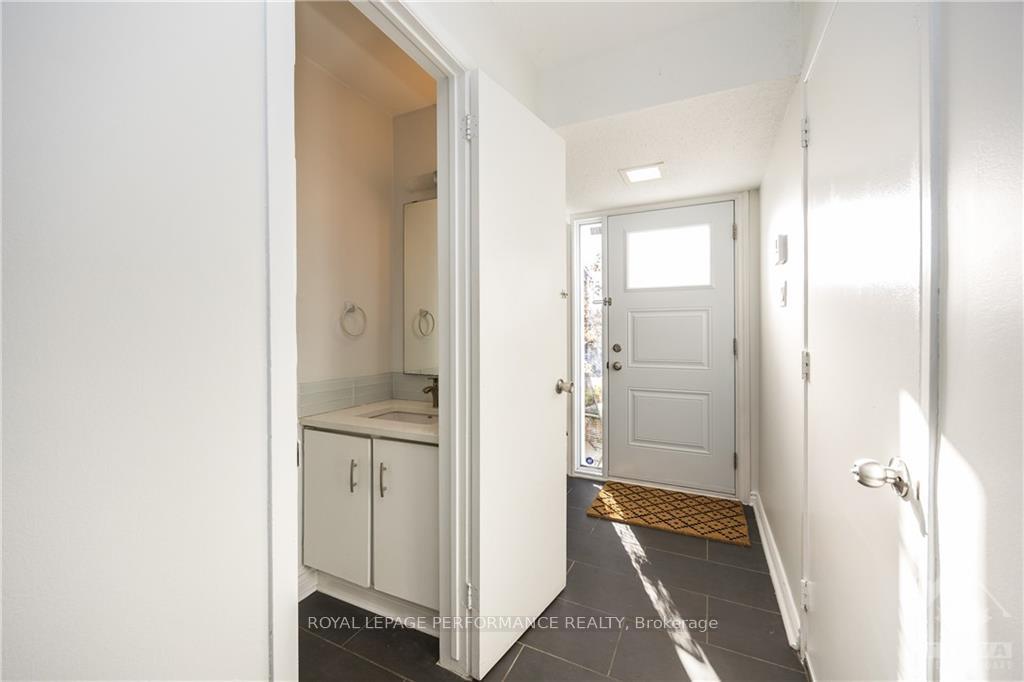 Photo 5 of 52 Reaney Court, Ottawa, Kanata - Beaverbrook — HOMEH