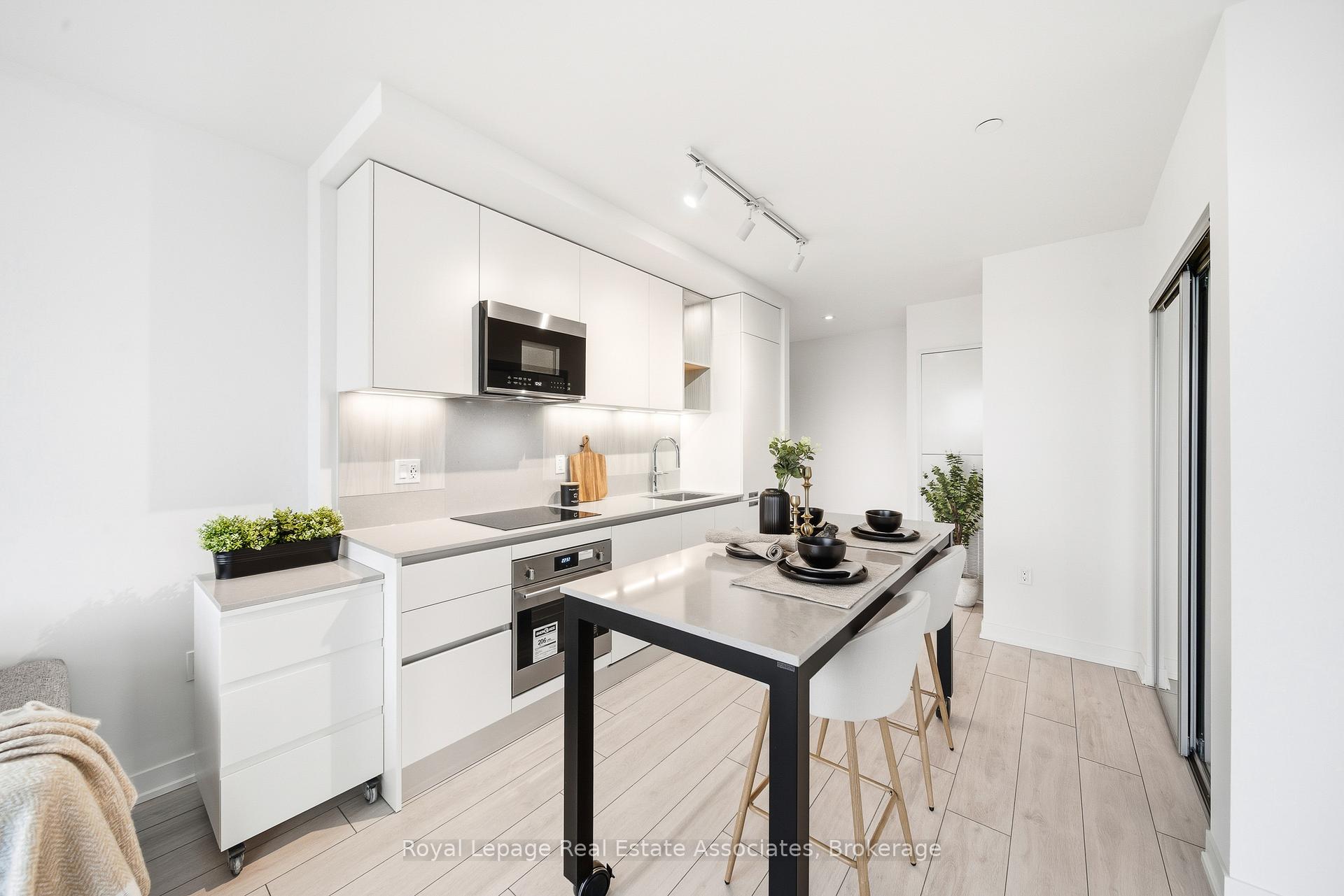 Photo 5 of Unit 1005, 39 Mary Street, Barrie, City Centre — HOMEH