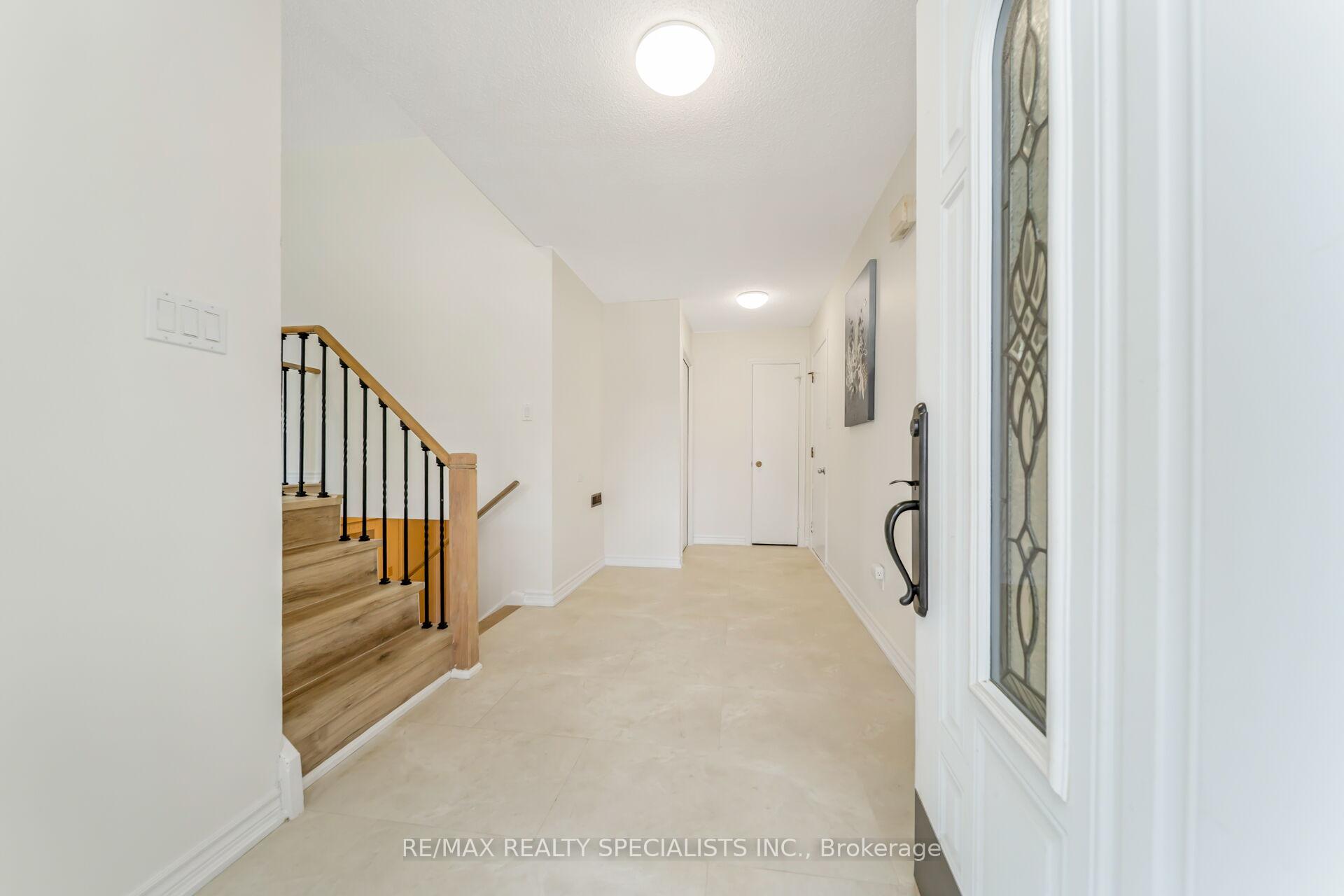 Photo 4 of 65 Bronte Crescent, Barrie, Letitia Heights — HOMEH