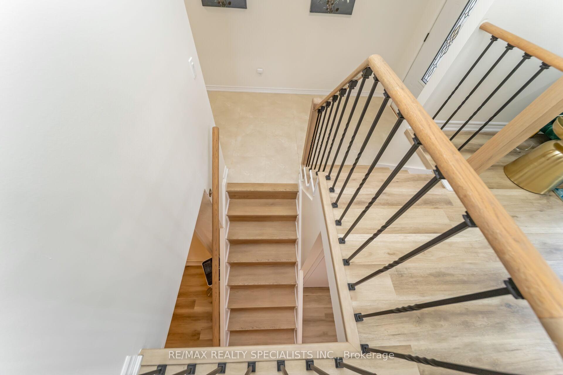 Photo 14 of 65 Bronte Crescent, Barrie, Letitia Heights — HOMEH
