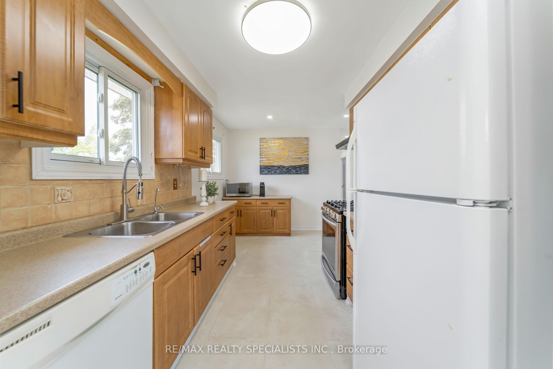 Photo 18 of 65 Bronte Crescent, Barrie, Letitia Heights — HOMEH