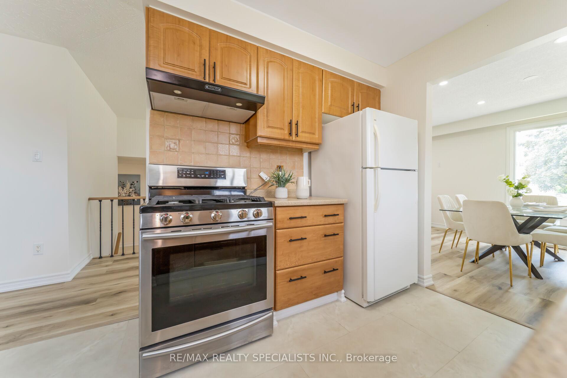 Photo 21 of 65 Bronte Crescent, Barrie, Letitia Heights — HOMEH