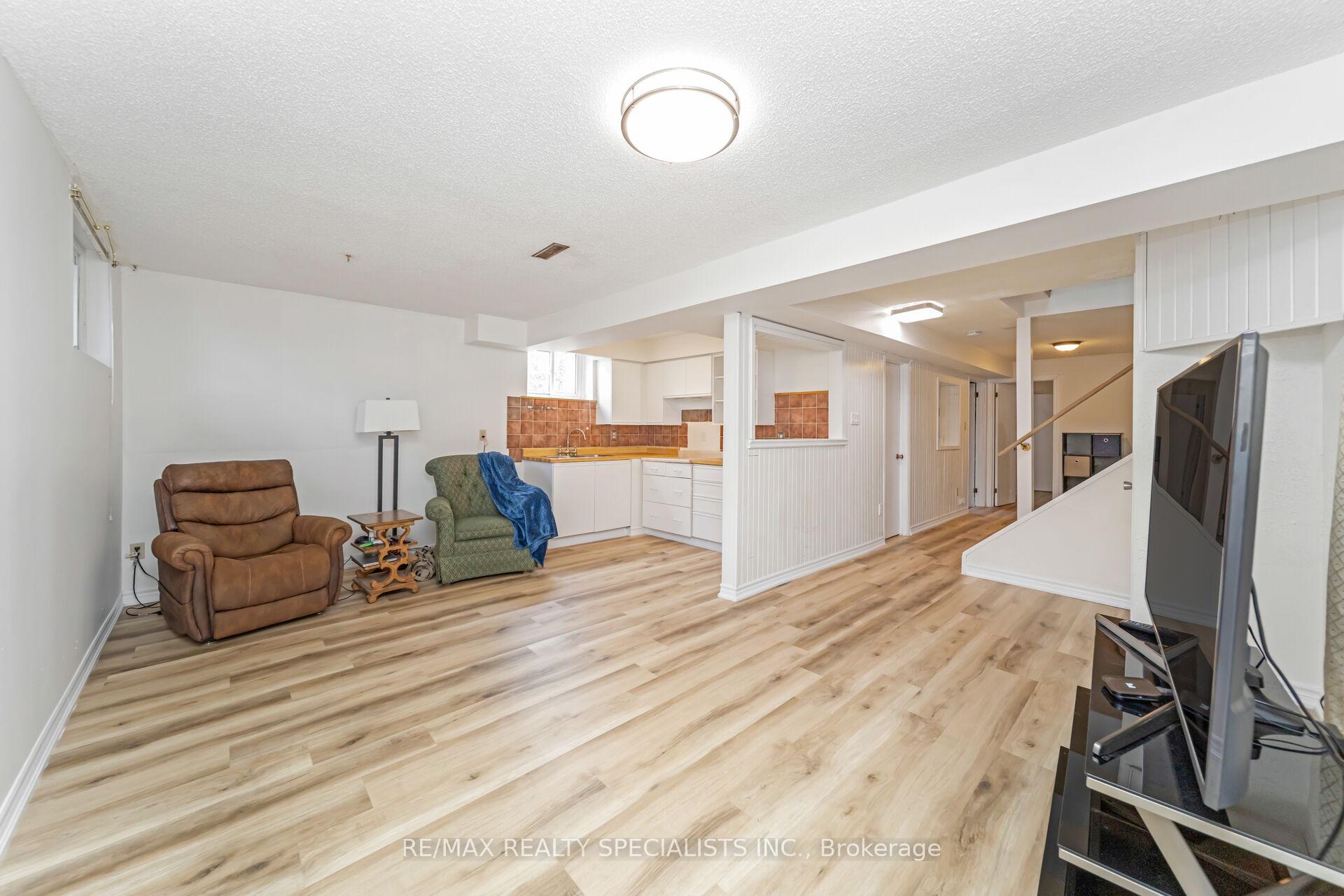 Photo 33 of 65 Bronte Crescent, Barrie, Letitia Heights — HOMEH